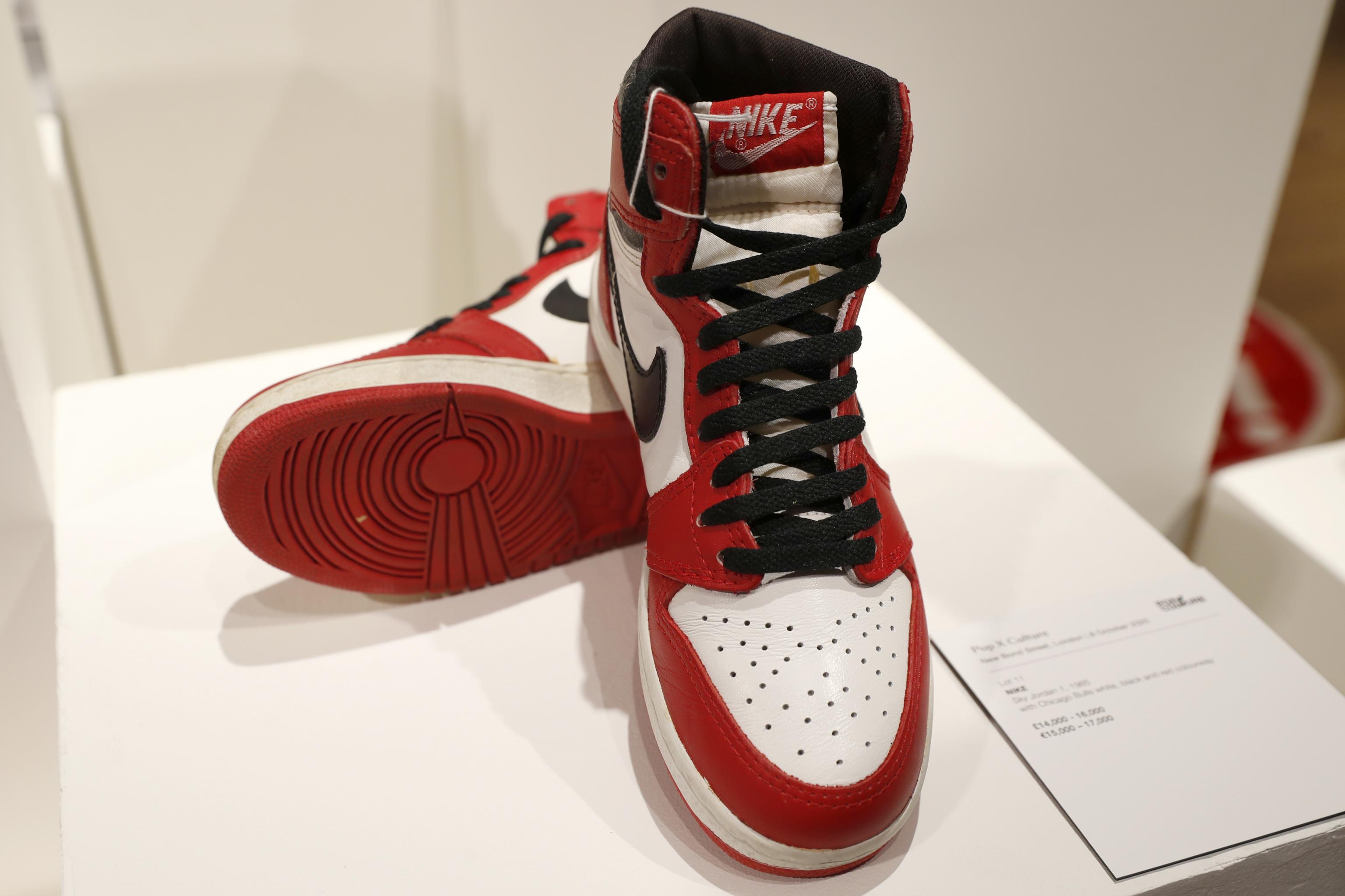 Michael Jordan Autographed Nike Air Jordan 1 Retro High Shoes