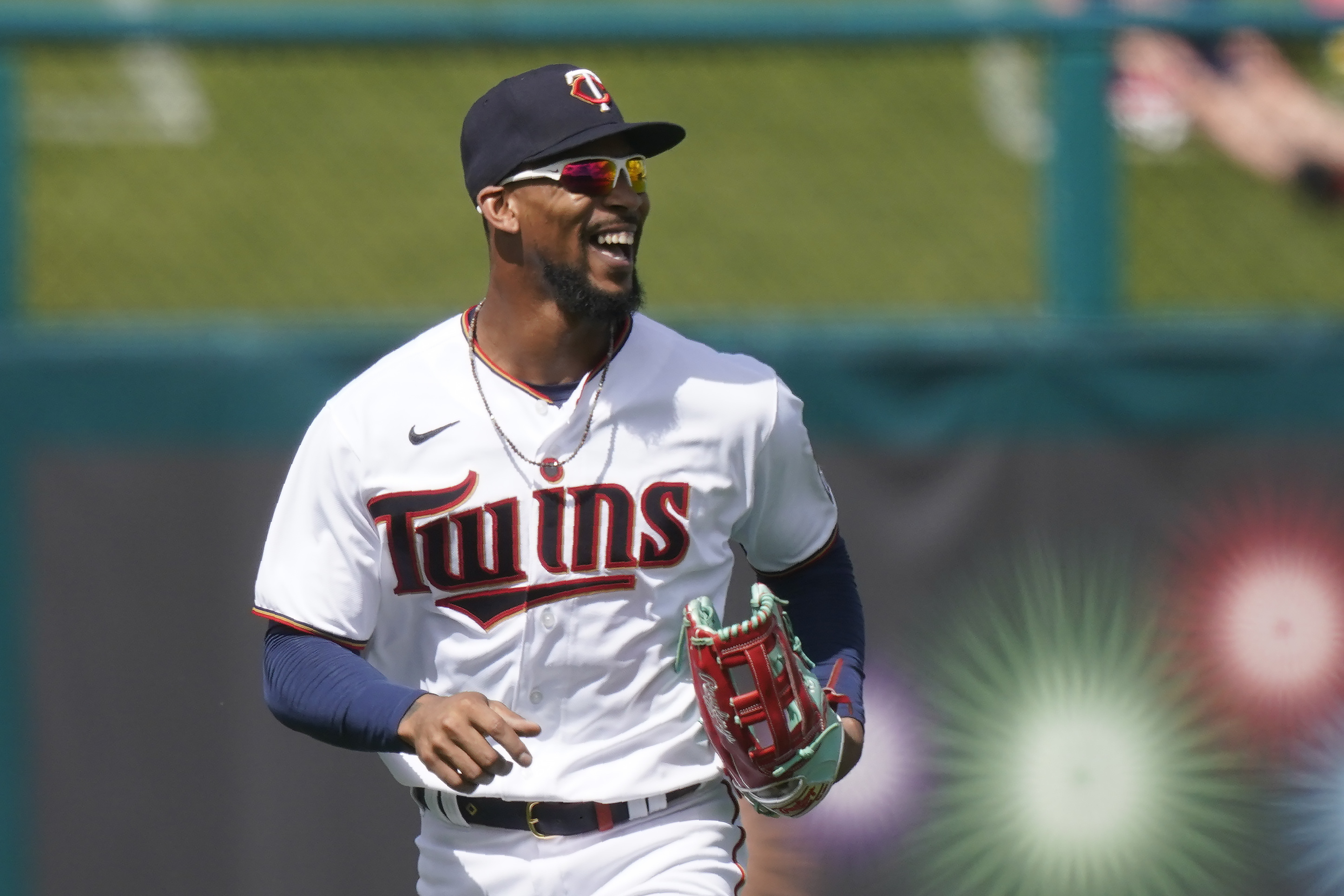 WATCH: Twins' Byron Buxton goes down after scary collision with