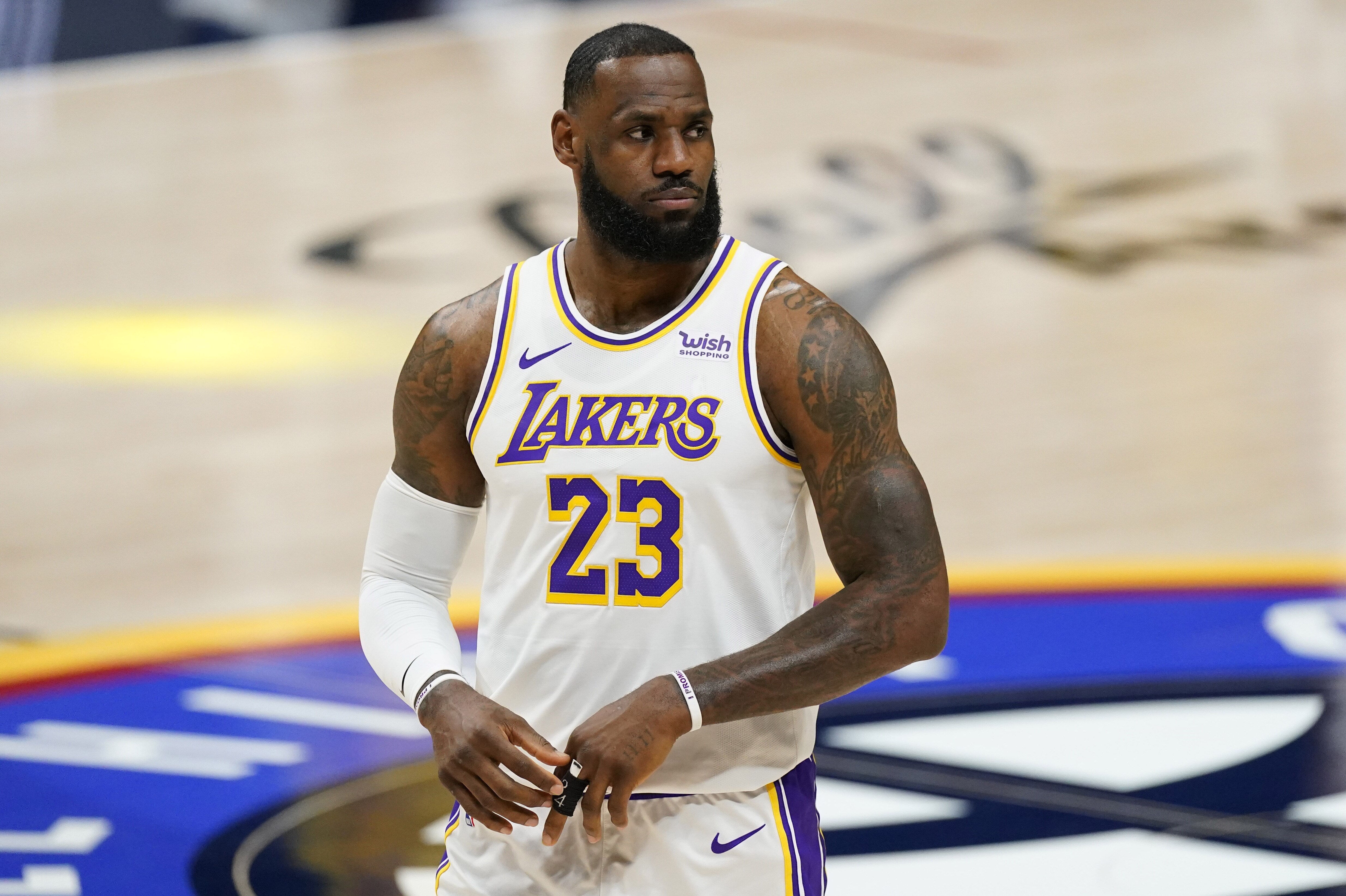 lakers t shirt near me