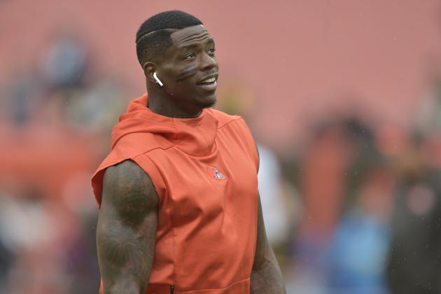 Cleveland Browns receiver Josh Gordon warms up prior to an NFL football game against the Pittsburgh Steelers, Sunday, Sept. 9, 2018, in Cleveland. The Browns and the Steelers tied at 21-21. (AP Photo/David Richard)