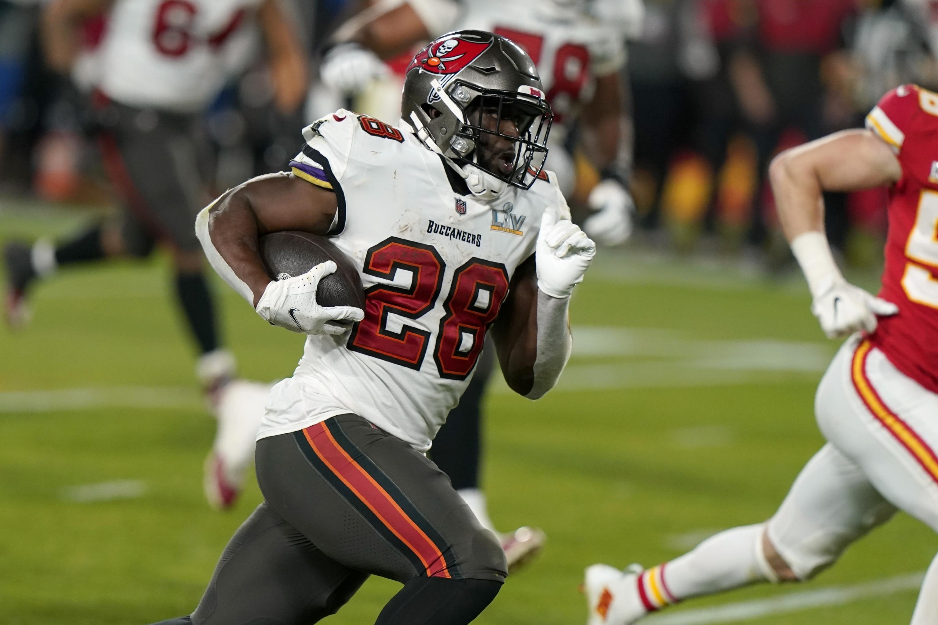 Seahawks, Patriots interested in Bucs tailback Leonard Fournette