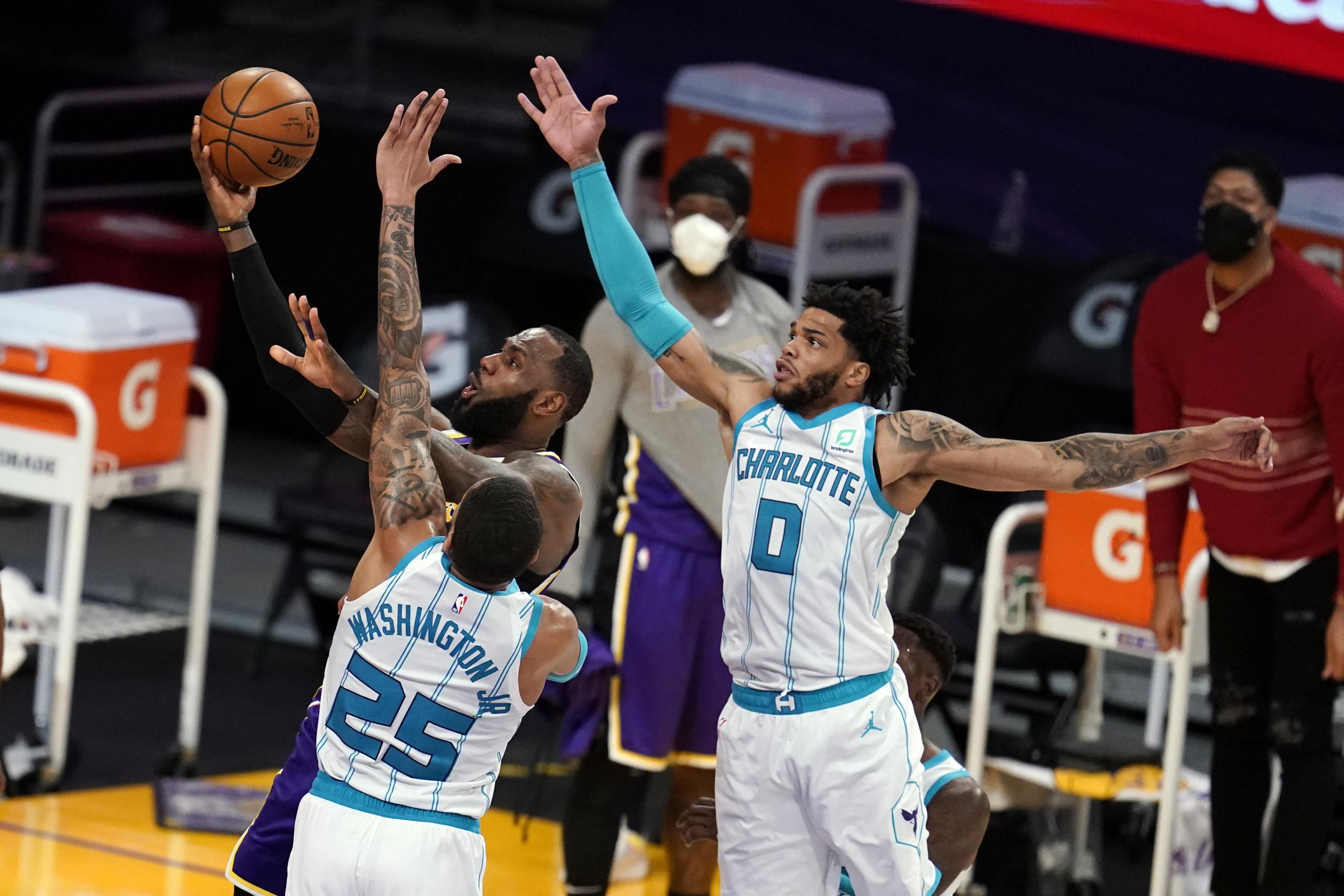 LeBron James, LaMelo Ball Star in Duel as Lakers Take Down Hornets 116-105