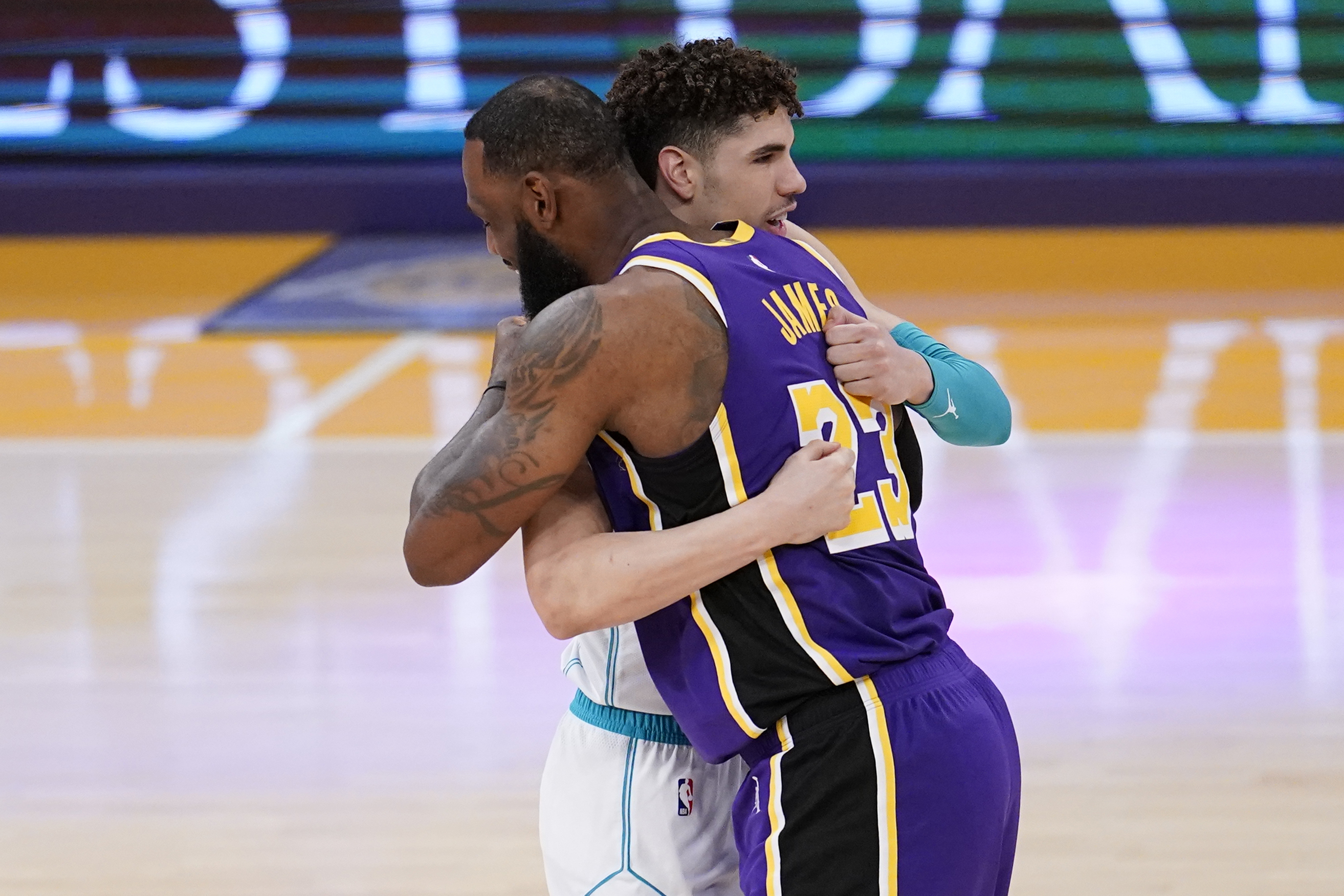 Lakers' LeBron James Says LaMelo Ball Is 'Damn Good' for His Age