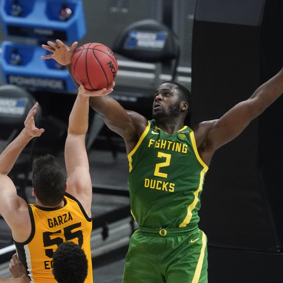 No. 7 Oregon Upsets Luka Garza, No. 2 Iowa to Advance to Sweet 16