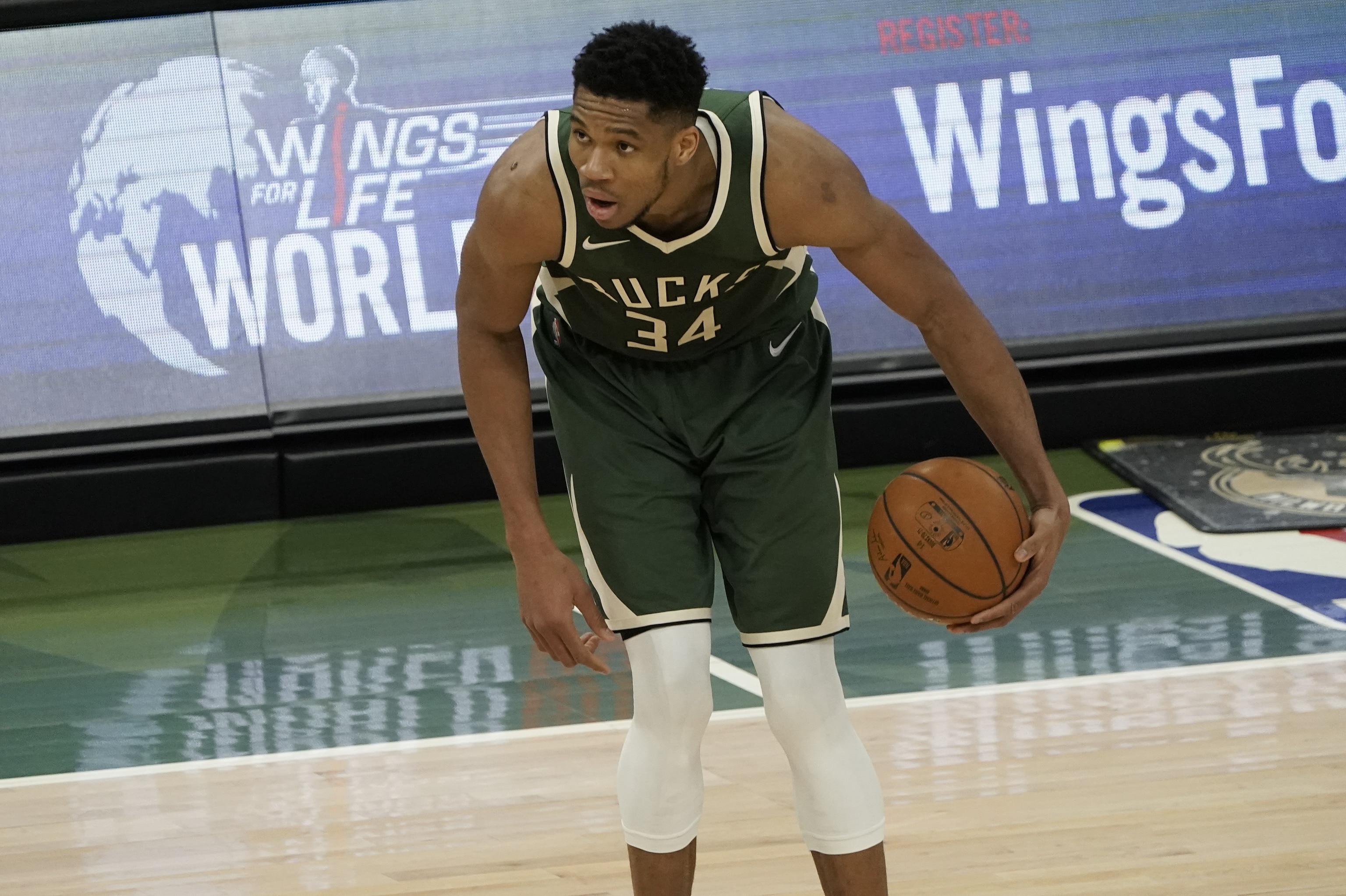 photo Giannis Injury 2021 bucks vs kings because of knee injury