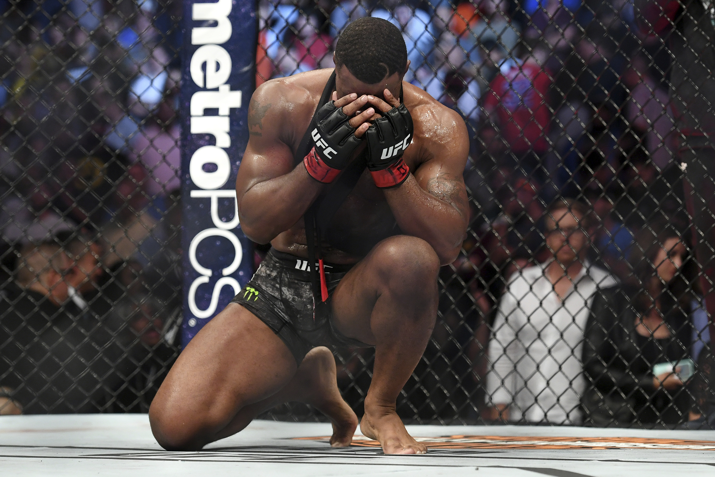 Vicente Luque Beats Tyron Woodley via 1st-Round Submission at UFC 260 |  Bleacher Report | Latest News, Videos and Highlights