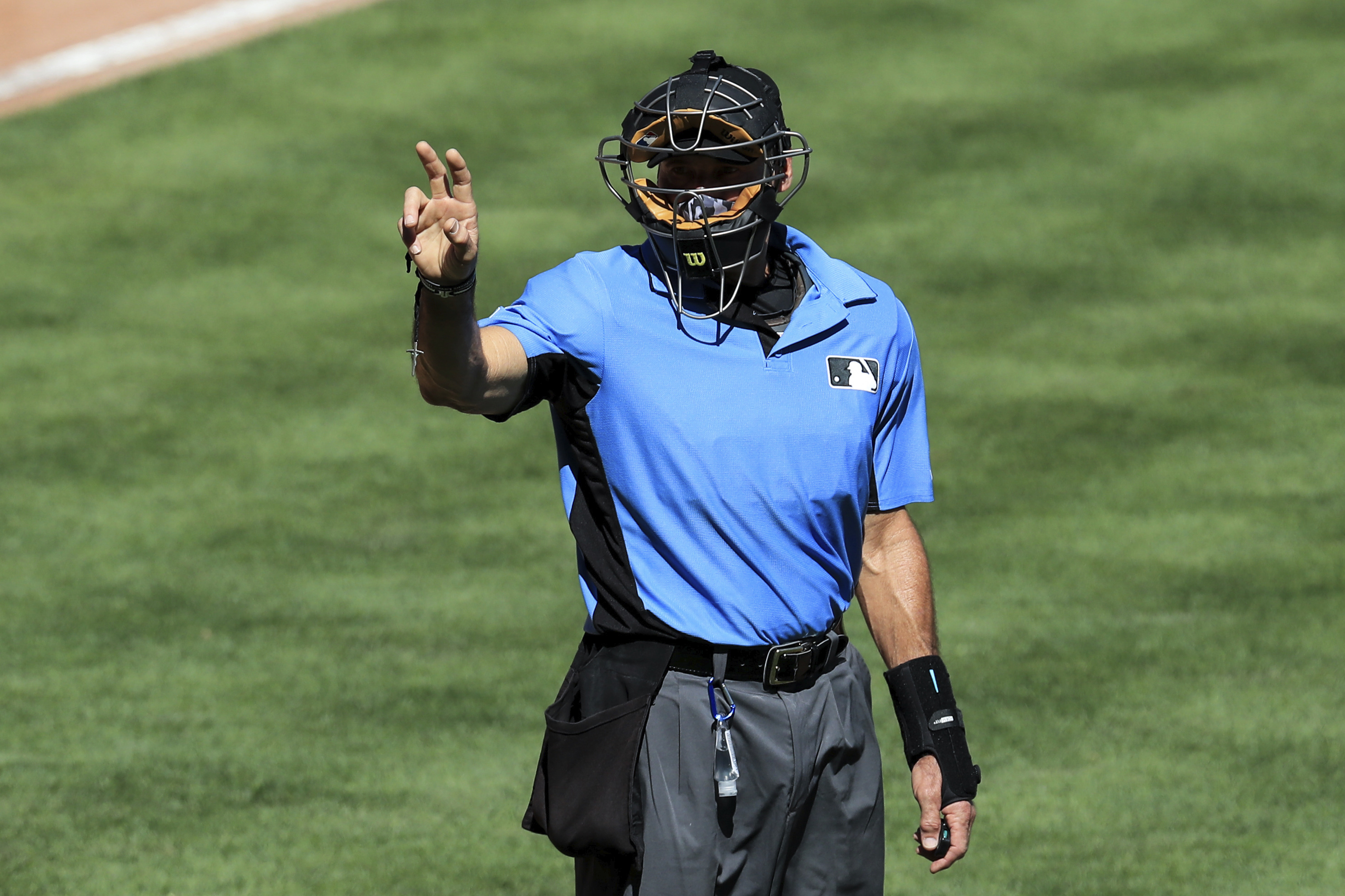 Umpire Angel Hernandez alleges MLB manipulated reviews to make minorities  look bad - The Athletic