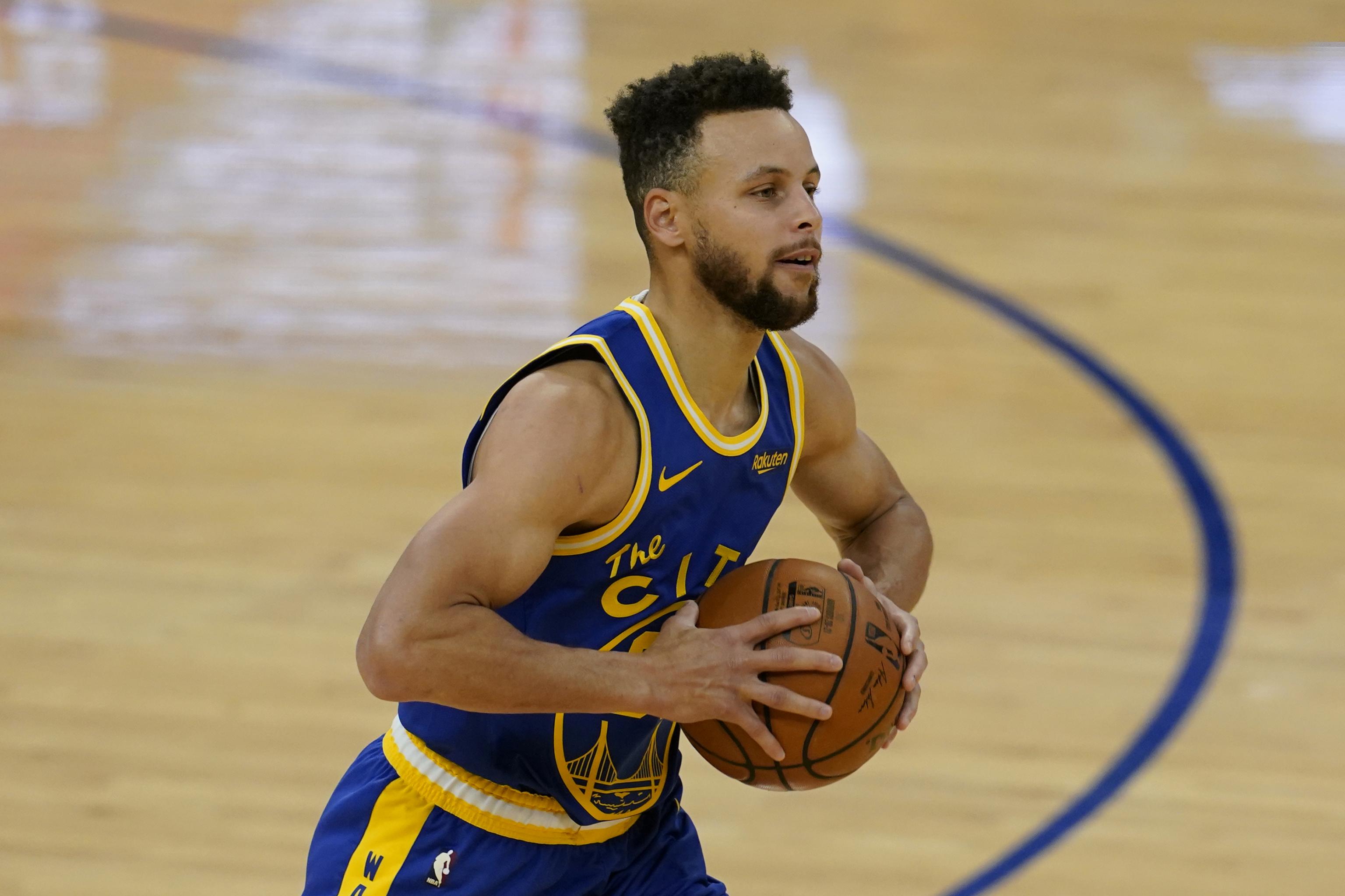 Warriors' Stephen Curry sprains ankle, out of Clippers game