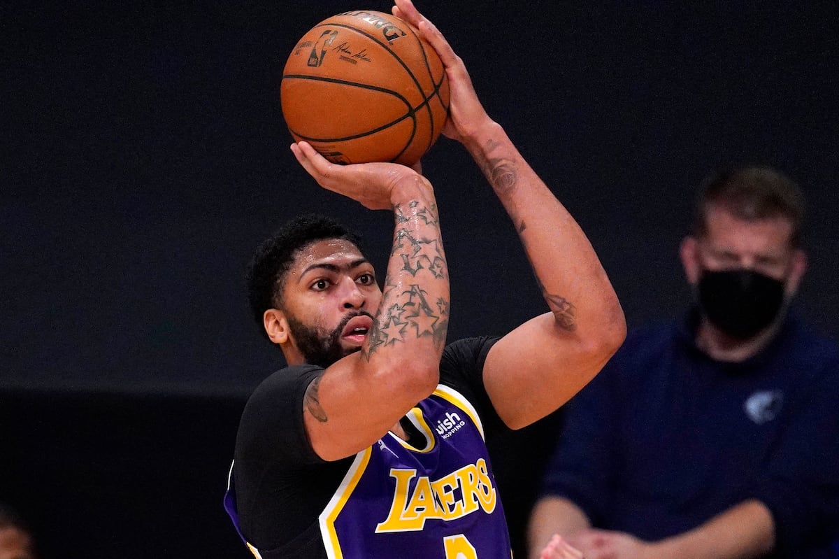 <p>Lakers' Anthony Davis Ruled out Clippers with Back Injury thumbnail