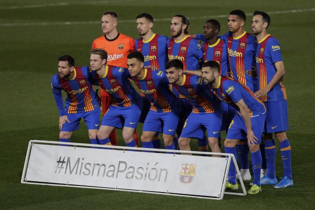 FC Barcelona players pose for photographers prior the Spanish La Liga soccer match between Real Madrid and FC Barcelona at the Alfredo di Stefano stadium in Madrid, Spain, Saturday, April 10, 2021. Board reads in Spanish: FC Barcelona players pose for photographers prior the Spanish La Liga soccer match between Real Madrid and FC Barcelona at the Alfredo di Stefano stadium in Madrid, Spain, Saturday, April 10, 2021. Board reads in Spanish:
