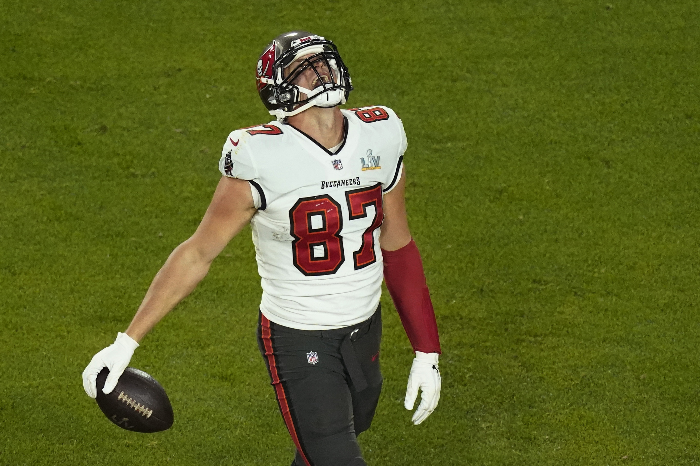 Rob Gronkowski Sets New Record with 600-Foot Catch from Helicopter