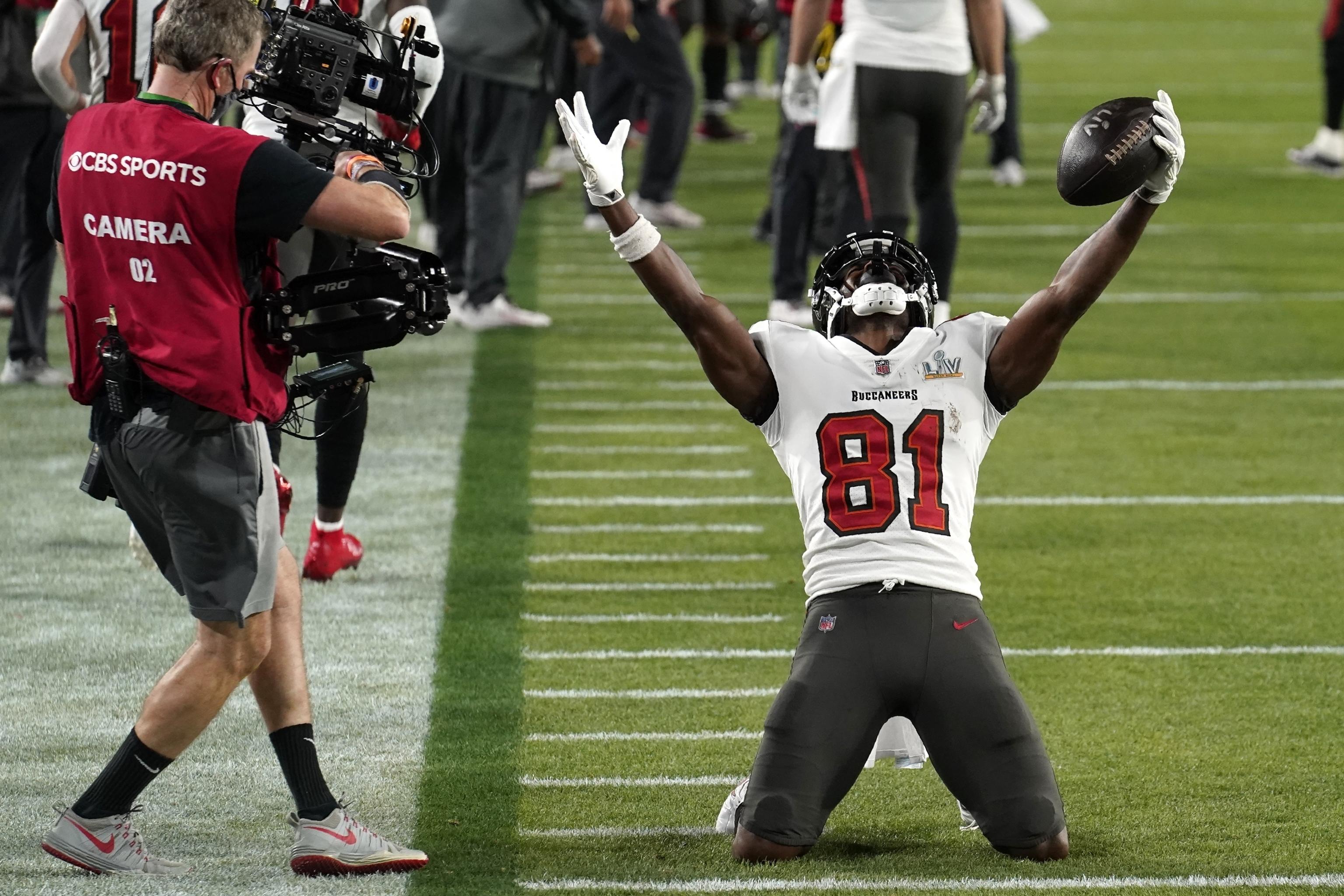 HIGHLIGHT: Antonio Brown First Buccaneers Touchdown