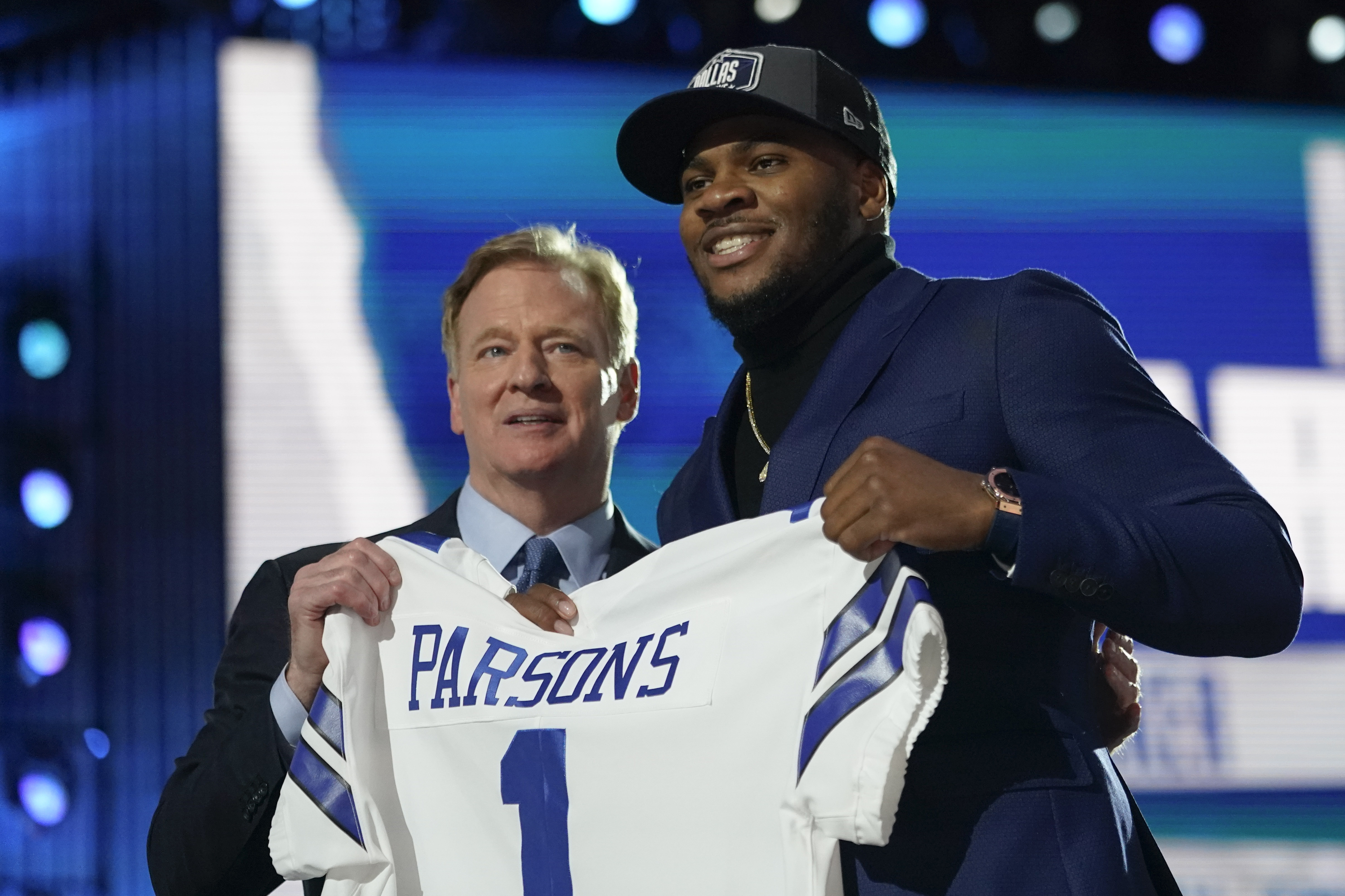 Cowboys-Vikings pregame photos: Jaylon Smith reps 'Hot Boyz' black cat shirt,  Ezekiel Elliott mirrors Dak Prescott in warmups