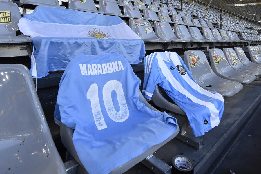 Viral Photo Shows Pele Grieving at Diego Maradona's Grave, Know