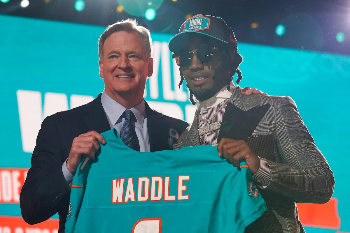 Mel Kiper 2021 NFL Draft Grades: Chargers, Dolphins Top ESPN Guru's Rankings thumbnail