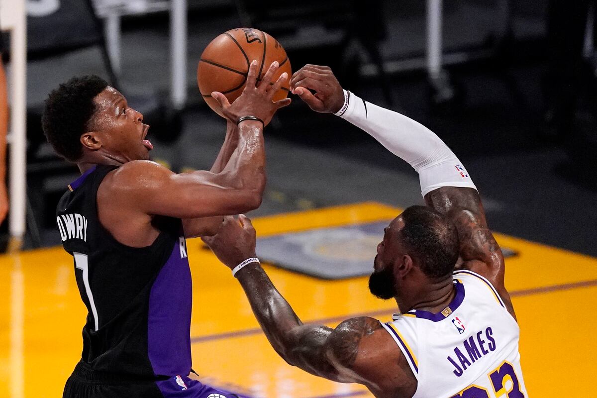 LeBron James Injured as Lakers Fall to Kyle Lowry, Raptors for 3rd Straight Loss