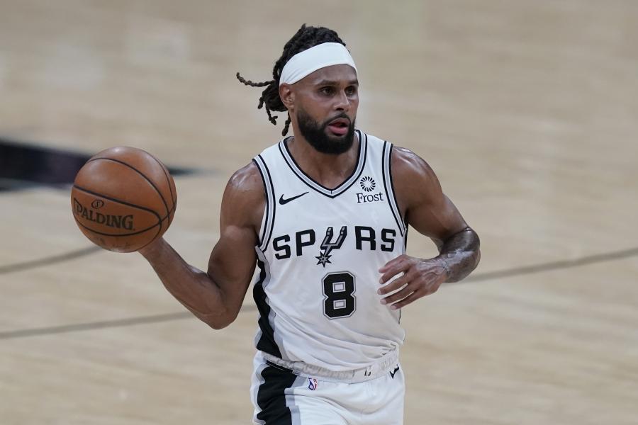 Mills' dazzling late charge helps him join Spurs' 20-point playoff club