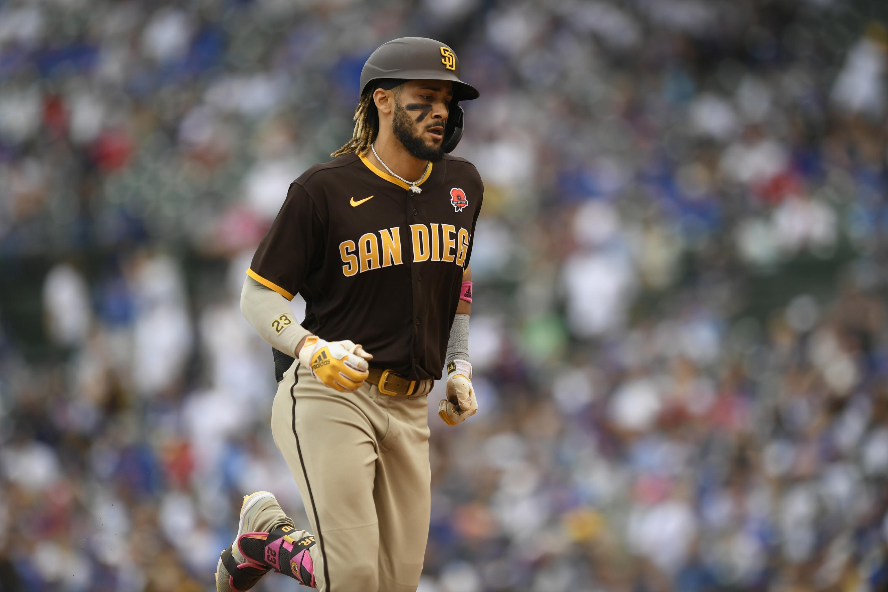 Padres' Kim Ha-seong leaves game with shoulder injury, listed as day to day