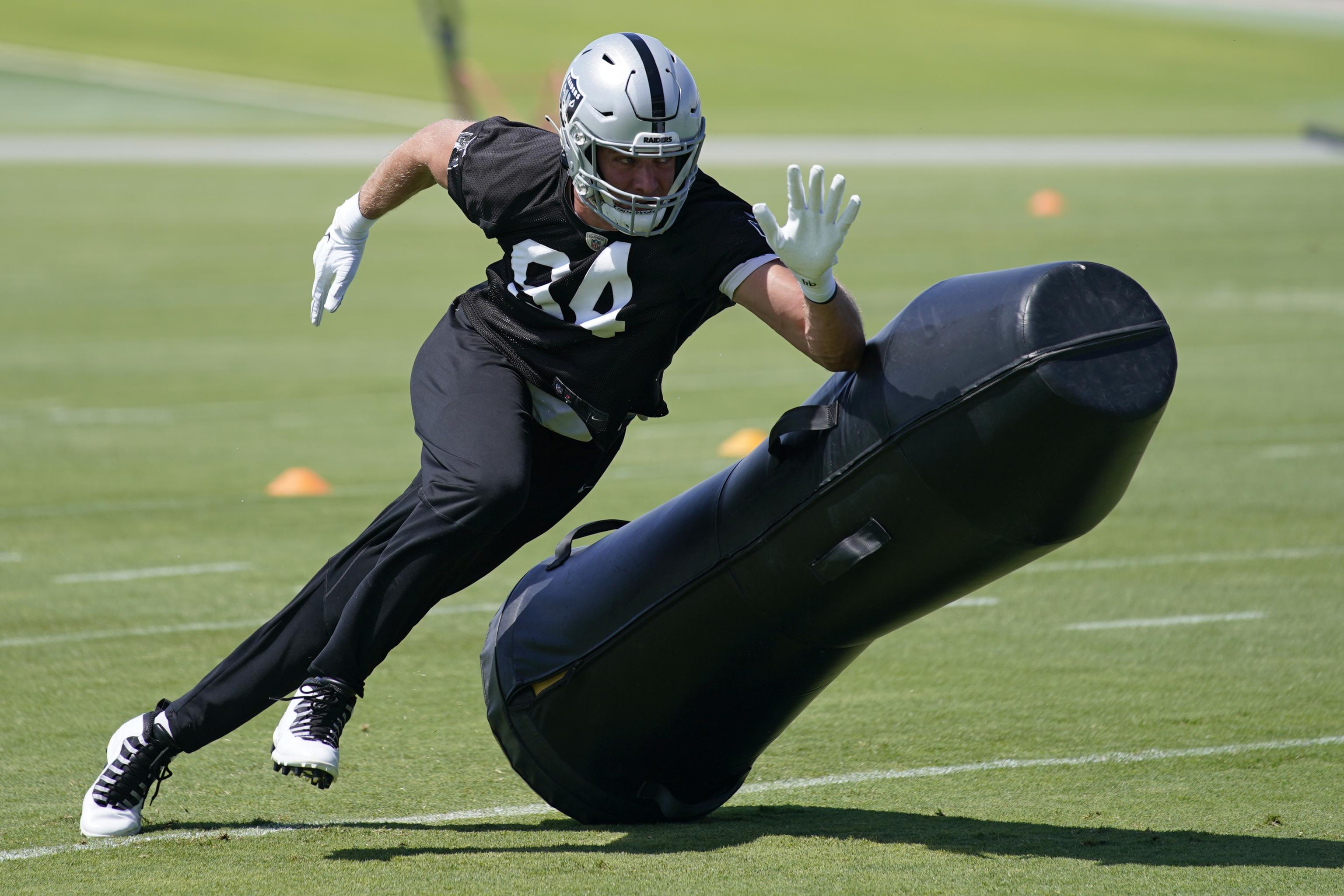 Raiders' Derek Carr latest to support Carl Nassib: 'I love my teammates'