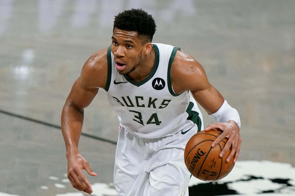 Giannis Helped off Court After Suffering Apparent Knee Injury in Bucks vs. Hawks