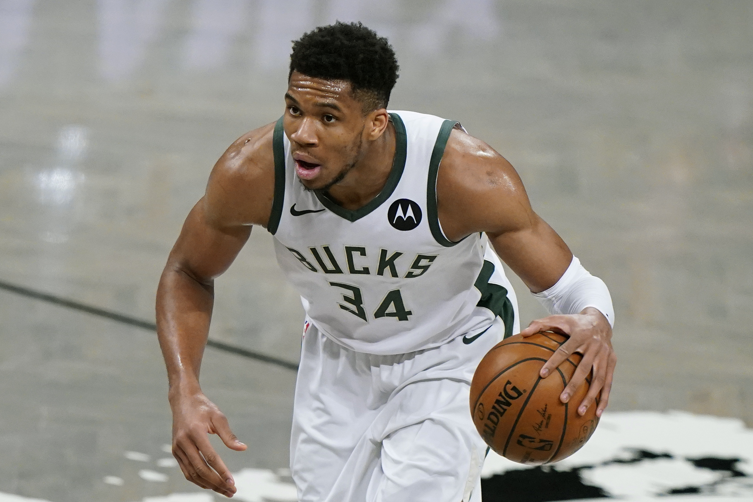 Giannis Antetokounmpo ruled out with knee injury