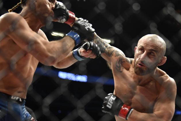 LAS VEGAS, NEVADA - SEPTEMBER 25: (R-L) Alexander Volkanovski of Australia punches Brian Ortega in their UFC featherweight championship fight during the UFC 266 event on September 25, 2021 in Las Vegas, Nevada. (Photo by Chris Unger/Zuffa LLC)