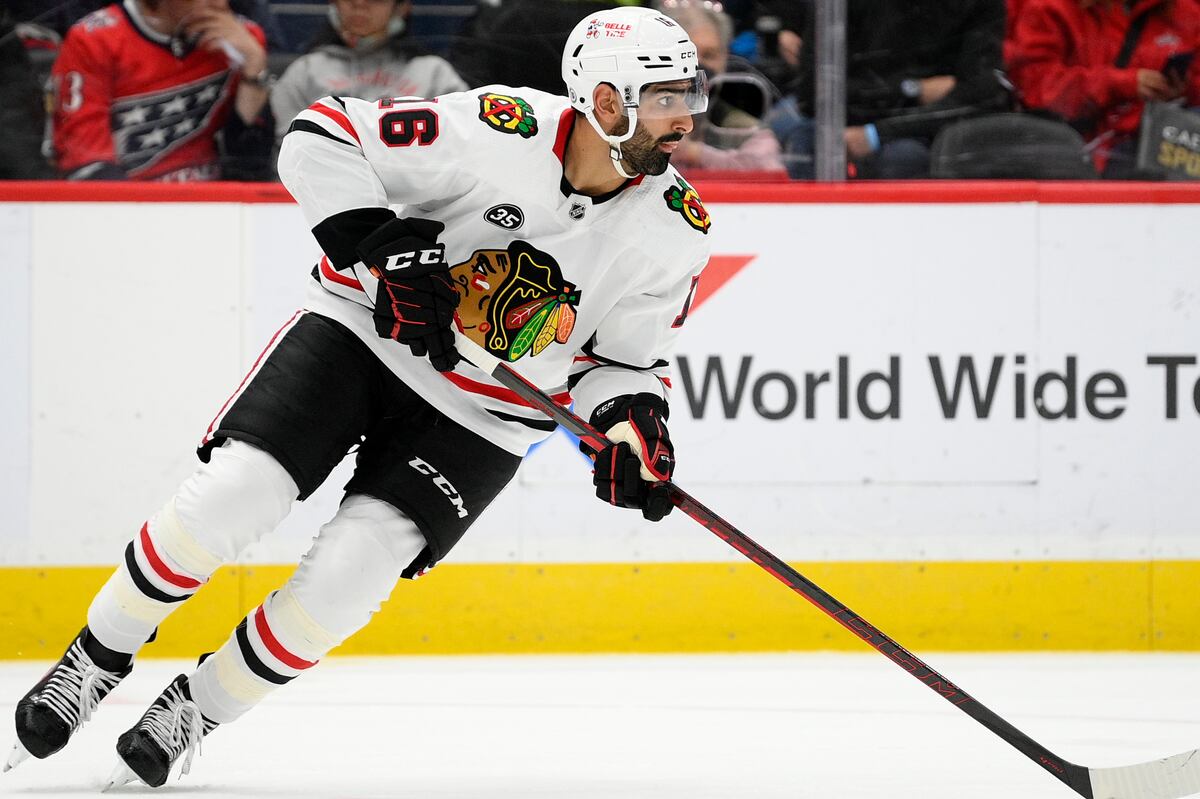 Jujhar Khaira de Blackhawks se estiró después del brutal golpe de Jacob Trouba