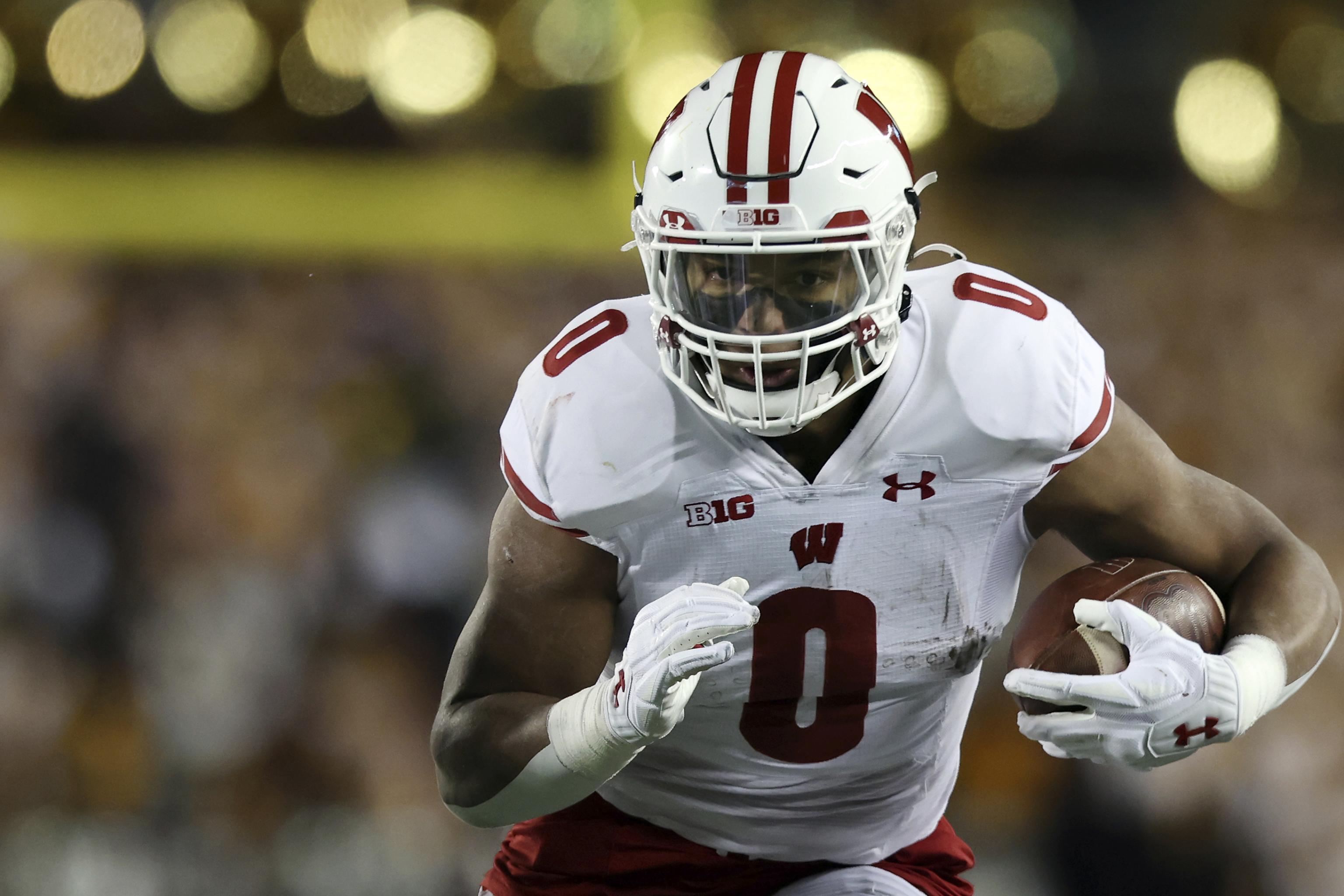 2021 Las Vegas Bowl prediction, odds, spread: Wisconsin vs