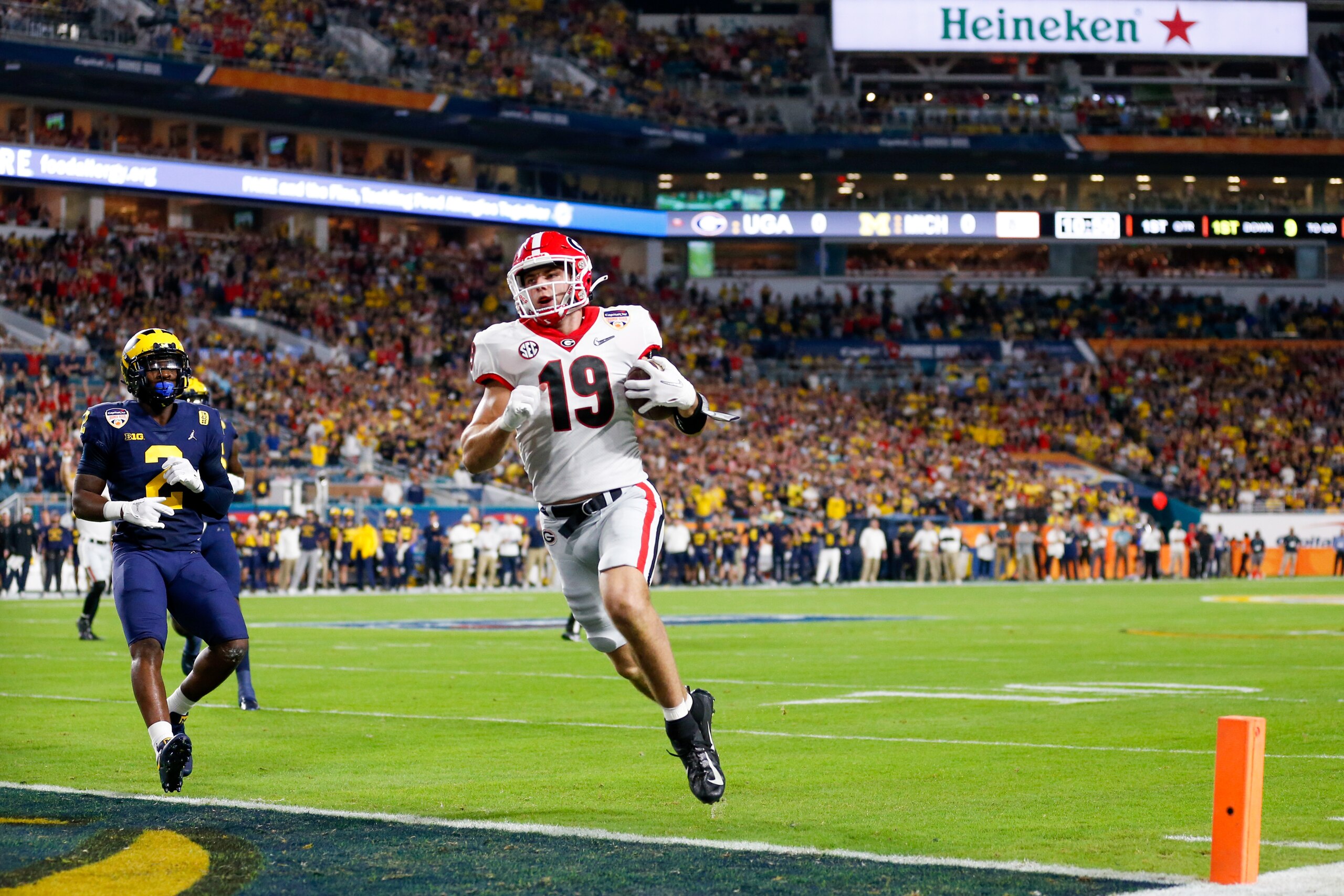 MIAMI GARDENS, FL - DECEMBER 31: Georgia Bulldogs tight end Brock Bowers (19) runs in the end zone for a touchdown during the Capital One Orange Bowl game between the Georgia Bulldogs and the Michigan Wolverines on December 31, 2021 at Hard Rock Stadium in Miami Gardens, Fl.  (Photo by David Rosenblum/Icon Sportswire via Getty Images)