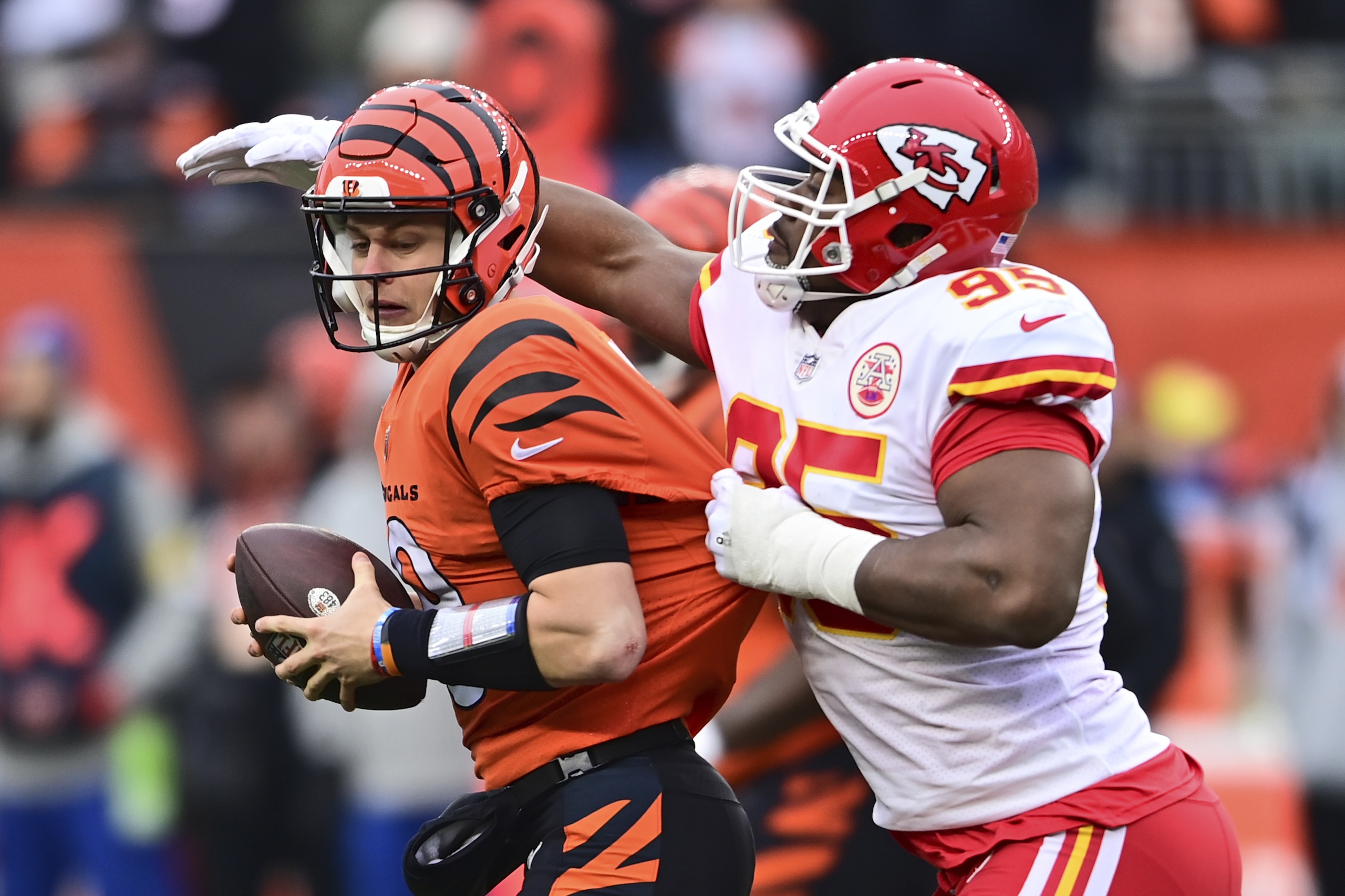 El defensive end de los Chiefs de Kansas City captura al quarterback de los Bengals de Cincinnati Joe Burrow en el encuentro del domingo 2 de enero del 2022 en Cincinnati. (AP Foto/David Dermer)
