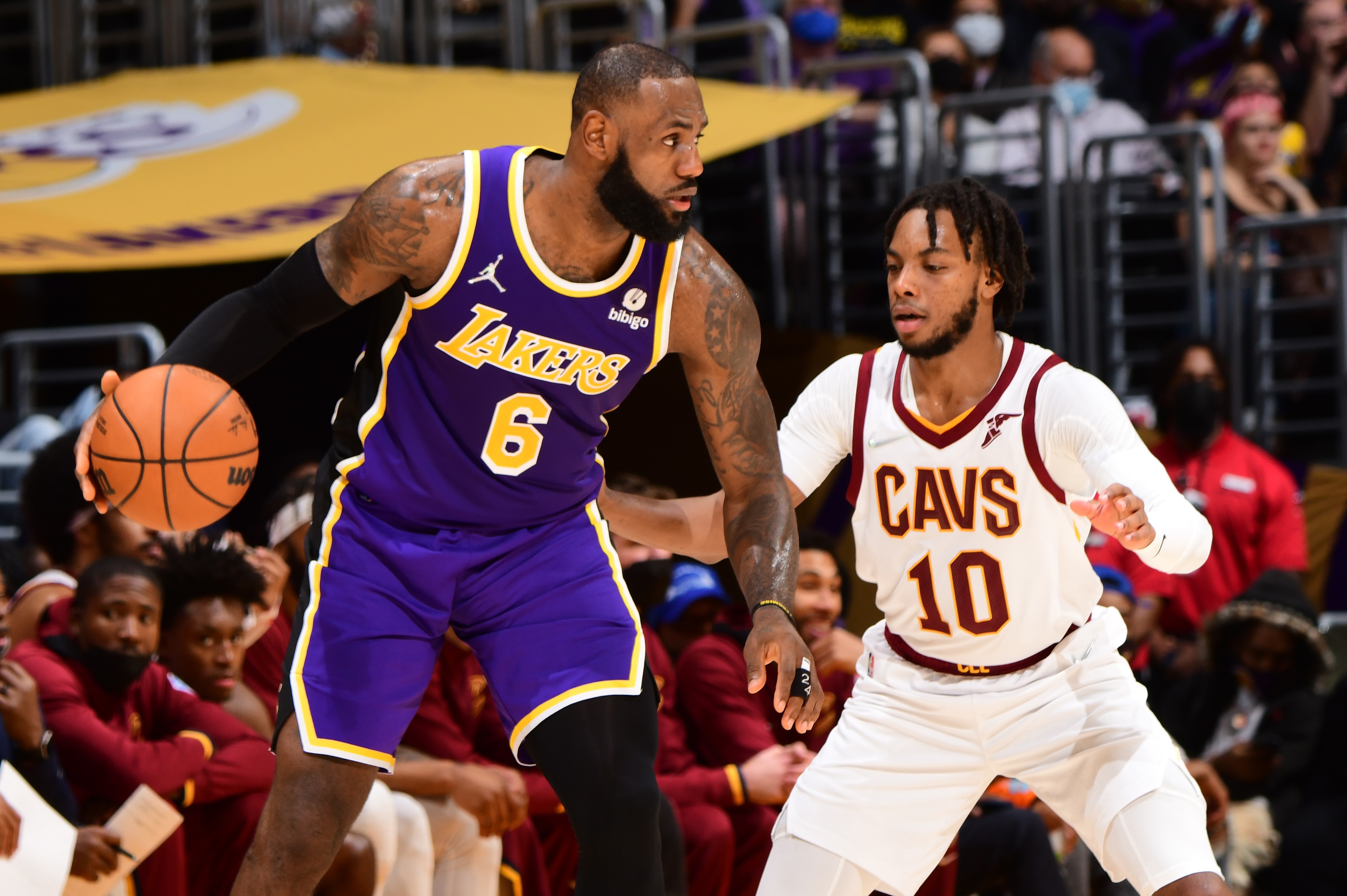 LOS ANGELES, CA - OCTOBER 29: LeBron James #6 of the Los Angeles Lakers handles the ball against the Cleveland Cavaliers on October 29, 2021 at STAPLES Center in Los Angeles, California. NOTE TO USER: User expressly acknowledges and agrees that, by downloading and/or using this Photograph, user is consenting to the terms and conditions of the Getty Images License Agreement. Mandatory Copyright Notice: Copyright 2021 NBAE (Photo by Adam Pantozzi/NBAE via Getty Images) LOS ANGELES, CA - OCTOBER 29: LeBron James #6 of the Los Angeles Lakers handles the ball against the Cleveland Cavaliers on October 29, 2021 at STAPLES Center in Los Angeles, California. NOTE TO USER: User expressly acknowledges and agrees that, by downloading and/or using this Photograph, user is consenting to the terms and conditions of the Getty Images License Agreement. Mandatory Copyright Notice: Copyright 2021 NBAE (Photo by Adam Pantozzi/NBAE via Getty Images)