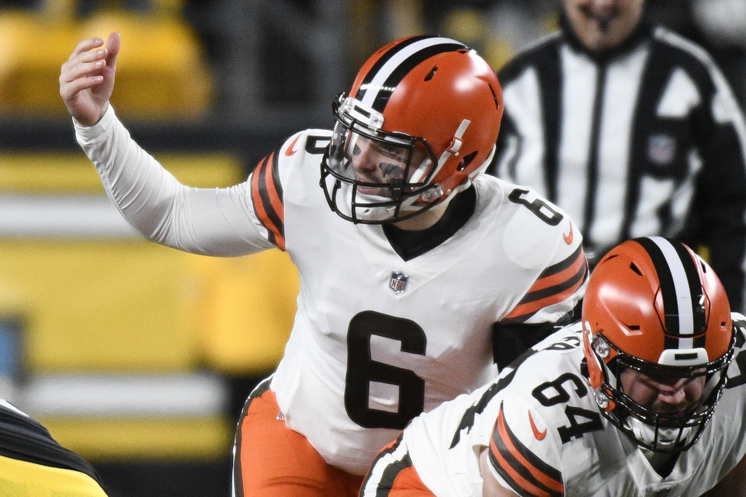 Cleveland Browns quarterback Baker Mayfield (6) plays in an NFL football game against the Pittsburgh Steelers, Monday, Jan. 3, 2022, in Pittsburgh. (AP Photo/Don Wright)