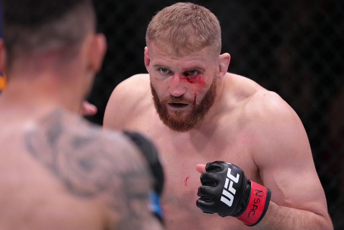 UFC on ESPN 36: Blachowicz Wins Main Event After Rakic Suffers Knee Injury