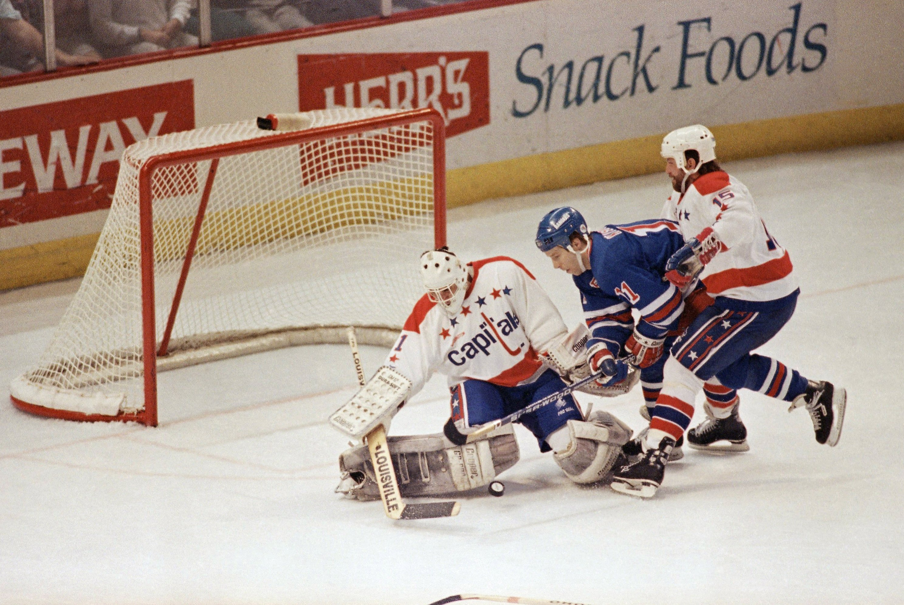 THE PUCK REPORT: Today In NHL History - Linden Trade (VAN-NYI)