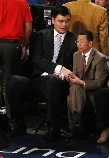 yao ming next to kevin hart