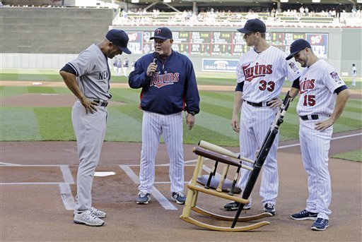The Yankees presenting Paul Konerko with a retirement gift. : r/baseball