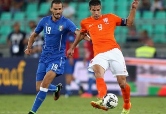 BARI, ITALY - SEPTEMBER 04: Leonardo Bonucci (L) of Italy competes for the ball with Robin Van Persie of Netherlands during the international friendly match between Italy and Nethrerlands at Stadio San Nicola on September 4, 2014 in Bari, Italy. (Photo