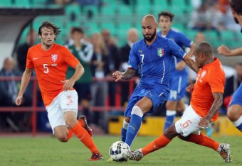 BARI, ITALY - SEPTEMBER 04: Simone Zaza (C) of Italy competes for the ball with Nigel De Jong of Netherlands during the international friendly match between Italy and Nethrerlands at Stadio San Nicola on September 4, 2014 in Bari, Italy. (Photo by Mauri
