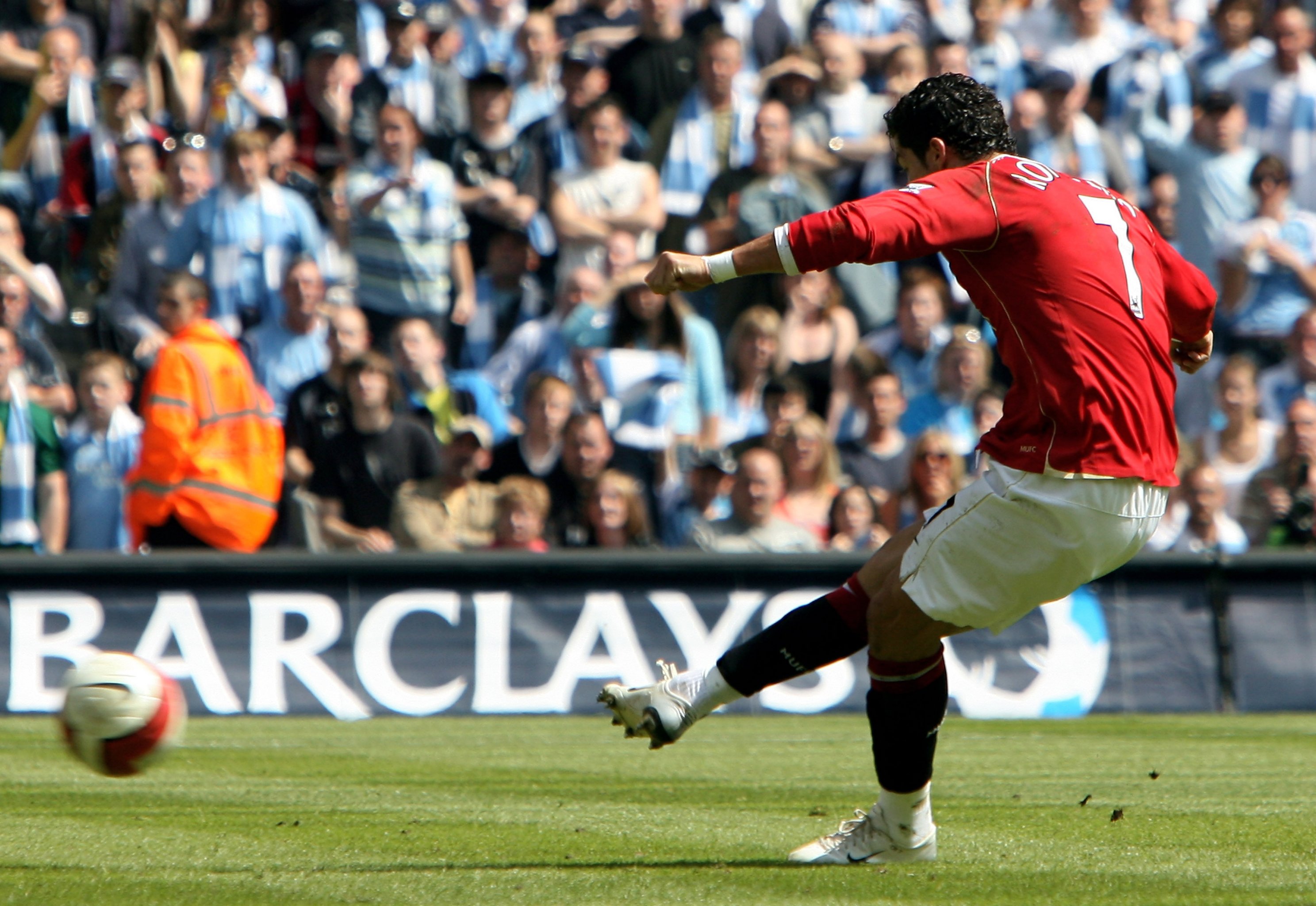 Out of this world - Ruud van Nistelrooy reacts to Cristiano Ronaldo's goal  against Portsmouth 