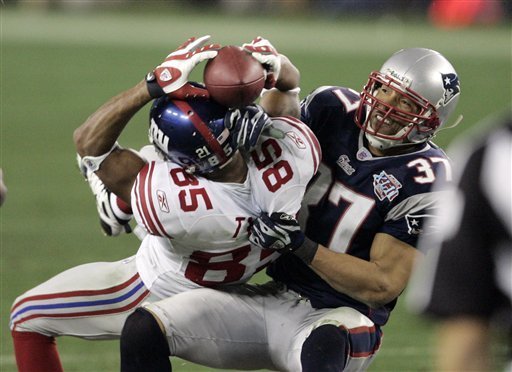 Super Bowl XLII: David Tyree's helmet catch sets up game-winning TD as  Giants stun Patriots, 17-14 – New York Daily News