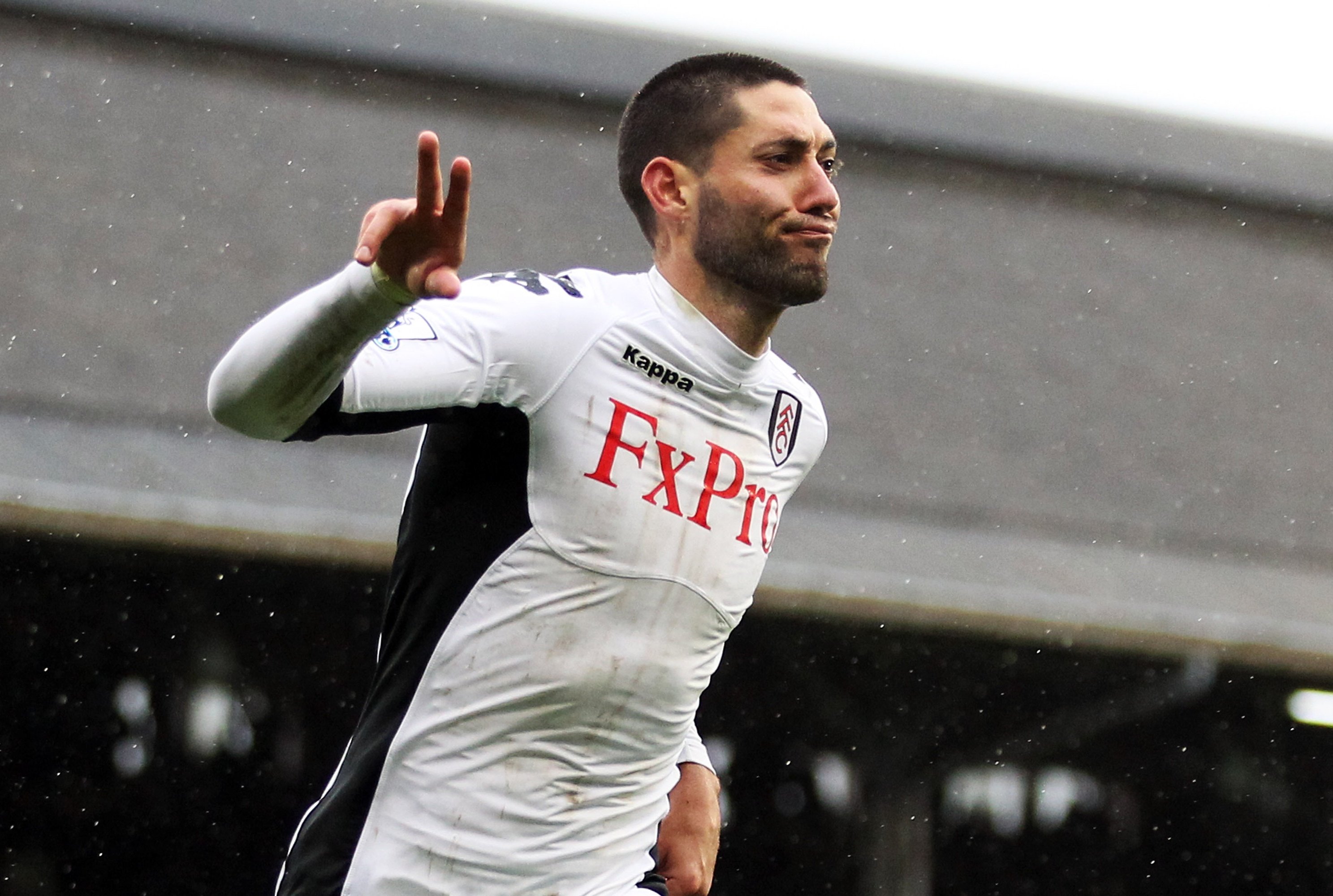 Dempsey scores as Tottenham grabs historic win at Man U