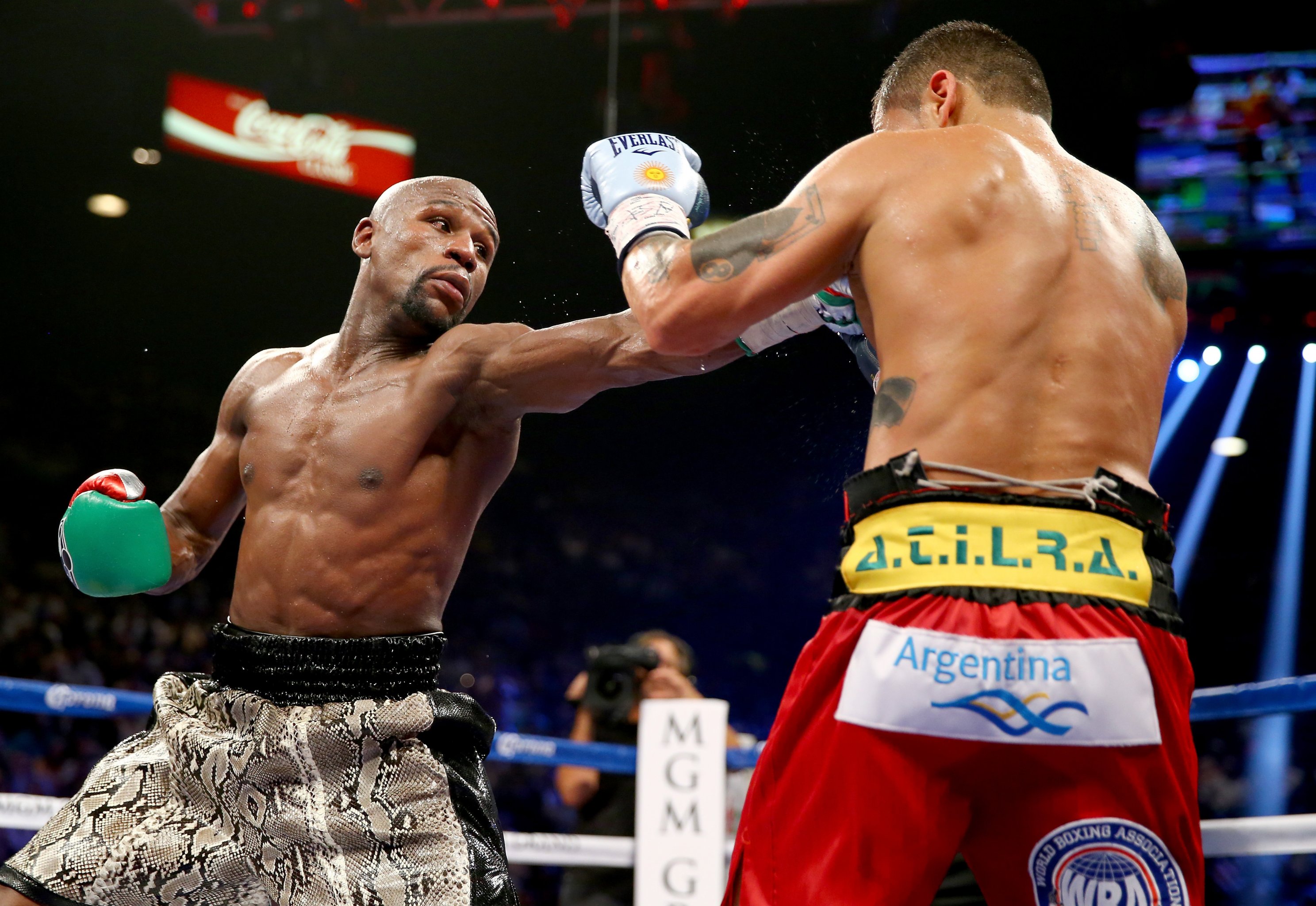 Mayweather wears Philippine flag-inspired boxing attire in latest