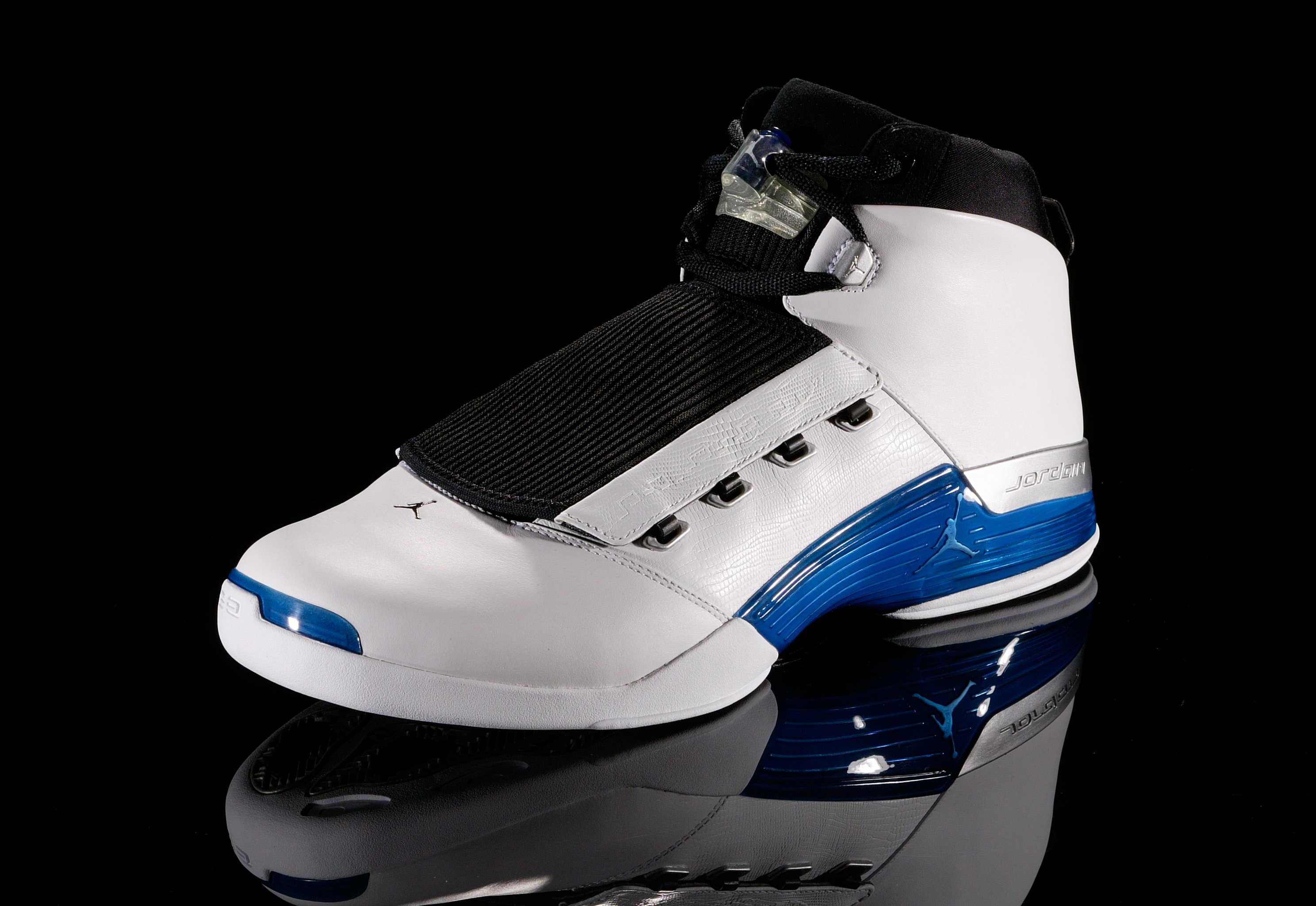 LeBron James wears Ken Griffey Jr.-inspired shoes