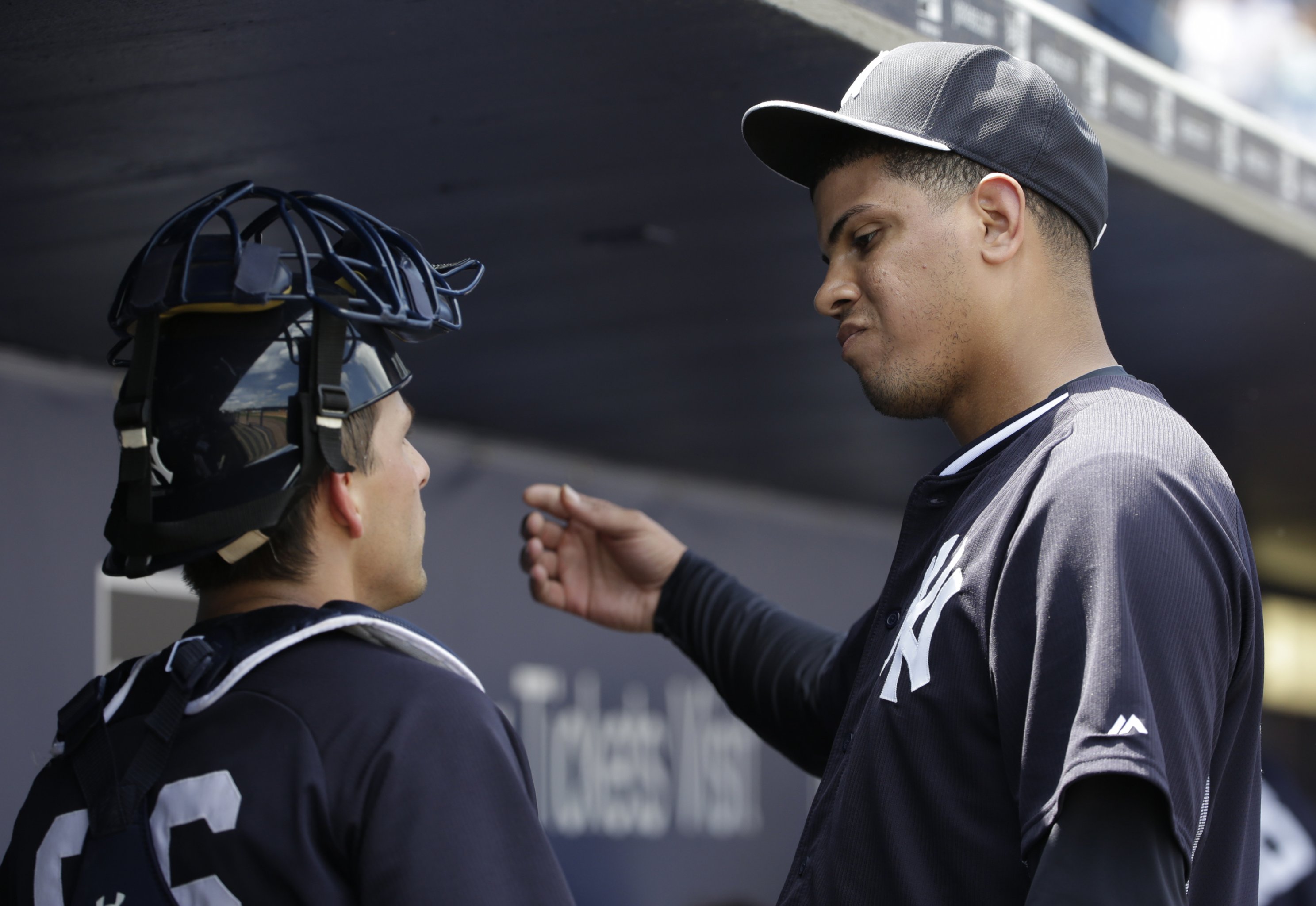 A Hard Collision, but No Concussion Check, for Yankees' Brett Gardner - The  New York Times