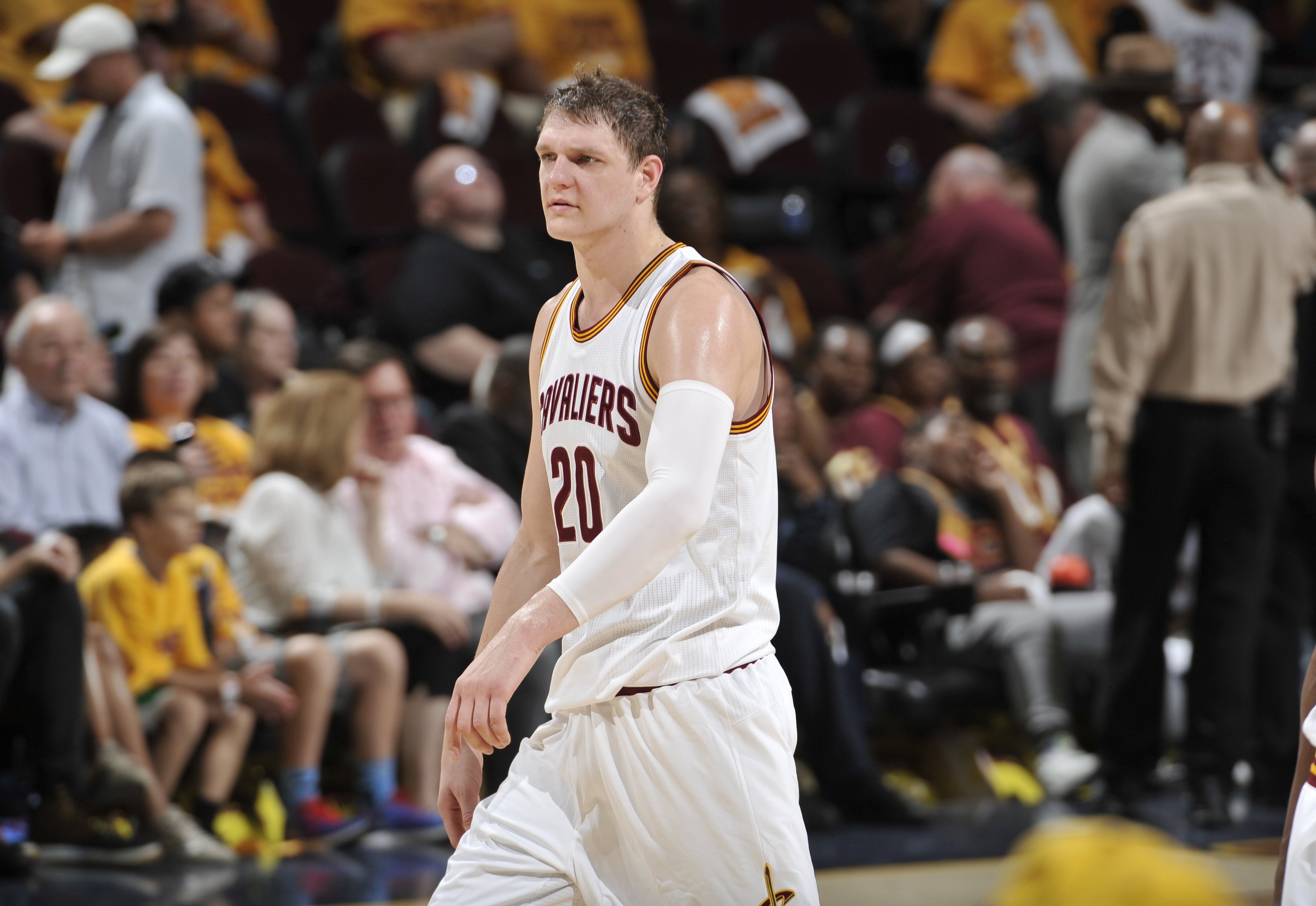Timofey Mozgov wears Lil' Kev shirt while signing Lakers contract - ESPN