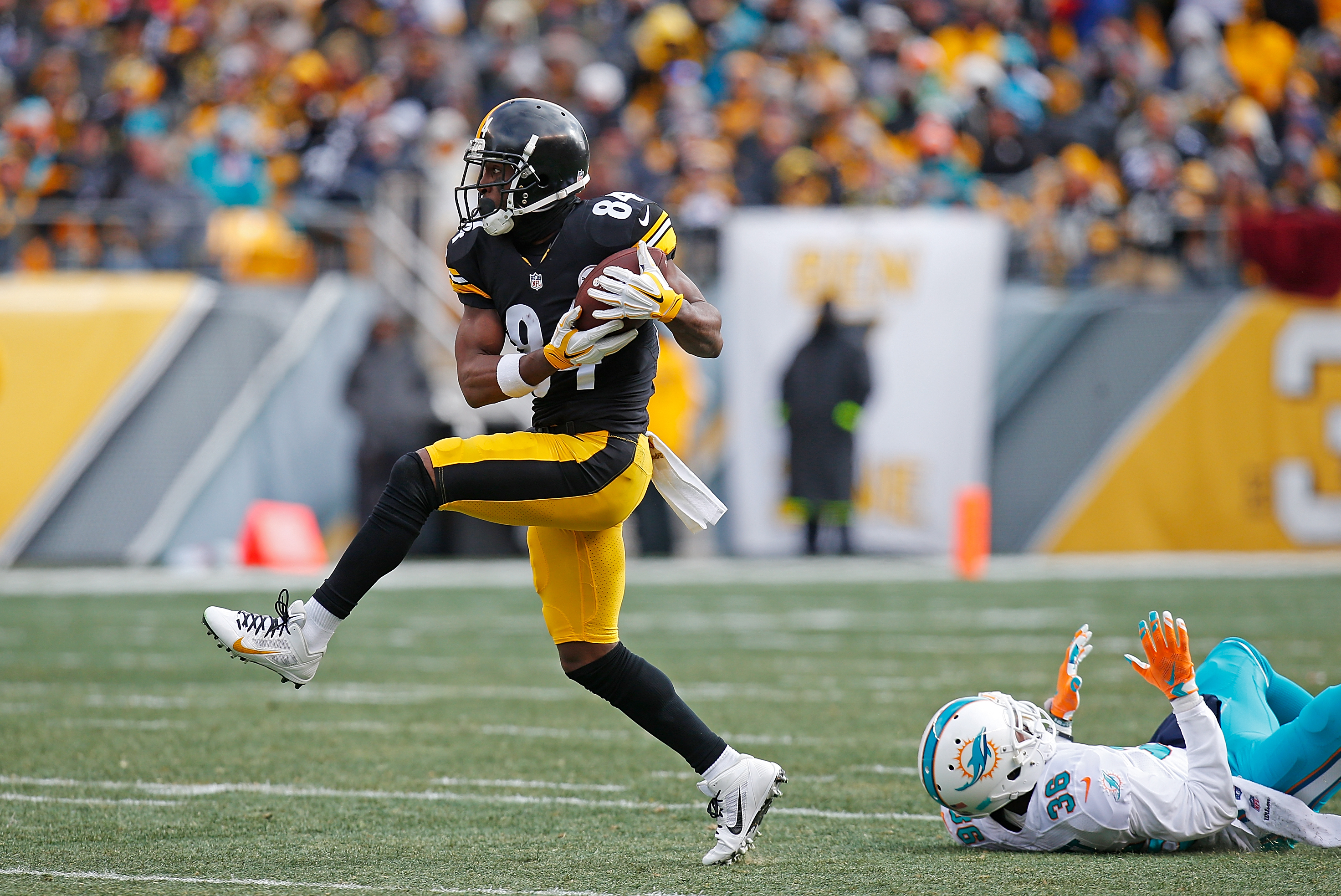 18 Football Helmet Visor Stock Photos, High-Res Pictures, and Images -  Getty Images