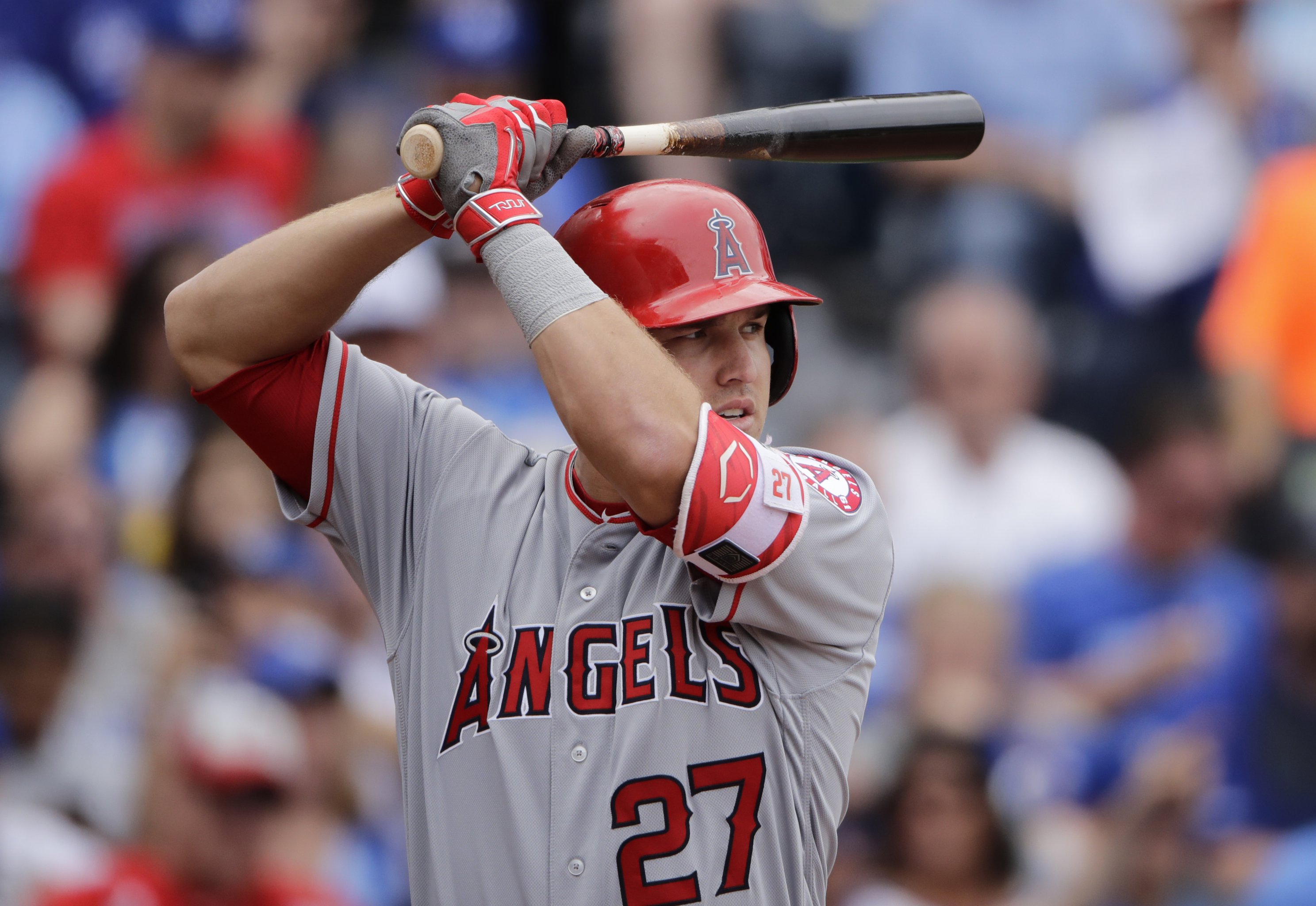 J.T. Realmuto-sparked offensive outburst powers Phillies past Angels