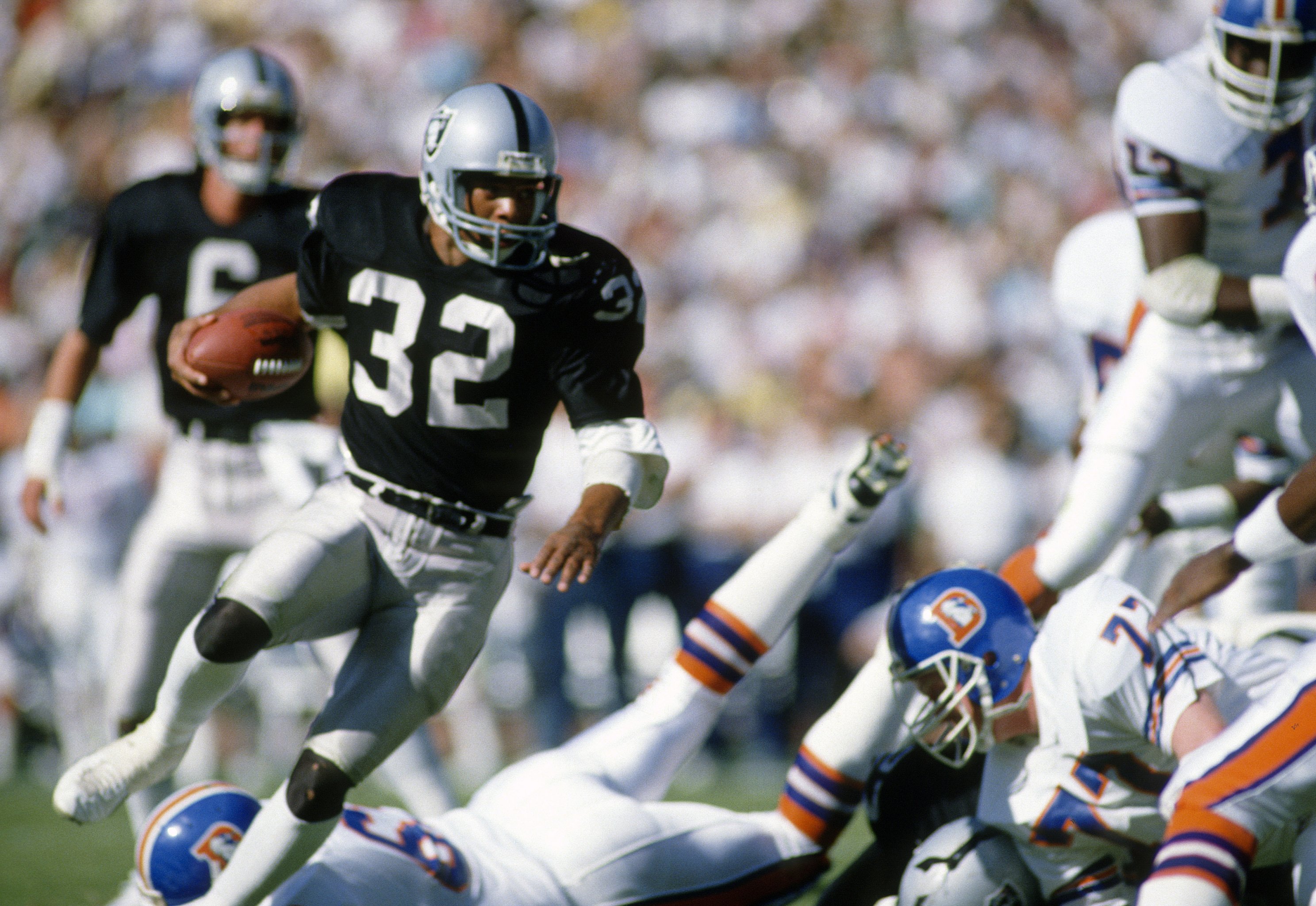 Bo Jackson vs Adrian Peterson. Which Running Back do you pick?