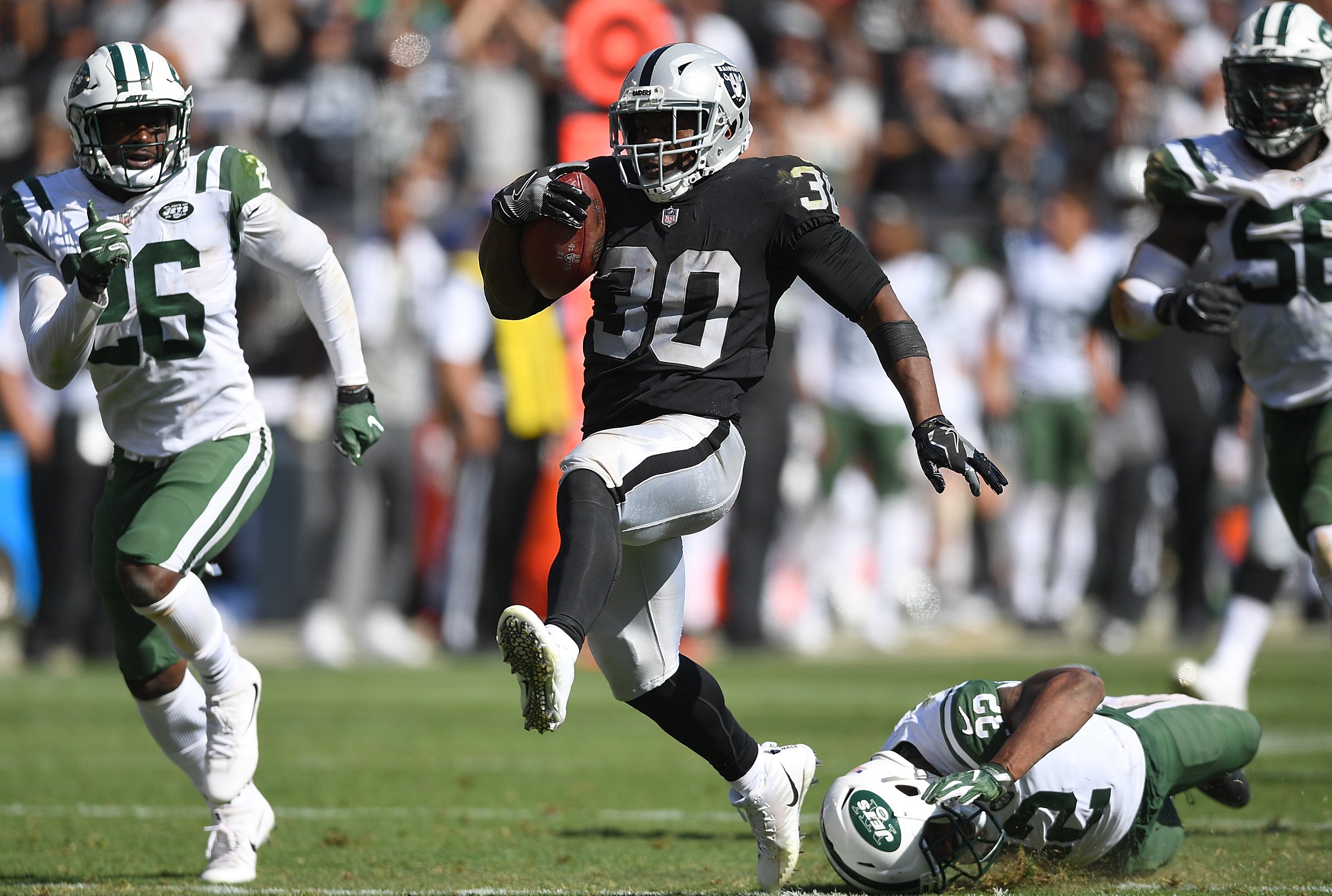 Raiders' Marshawn Lynch, running strong at 32, faces former team in England