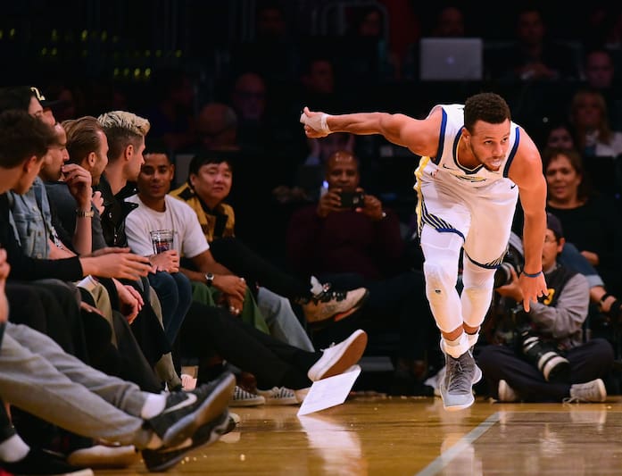 Stephen Curry đang là hậu vệ dẫn bóng xuất sắc nhất giải đấu. Top 5 hậu vệ dẫn bóng đáng xem nhất NBA 2017-18